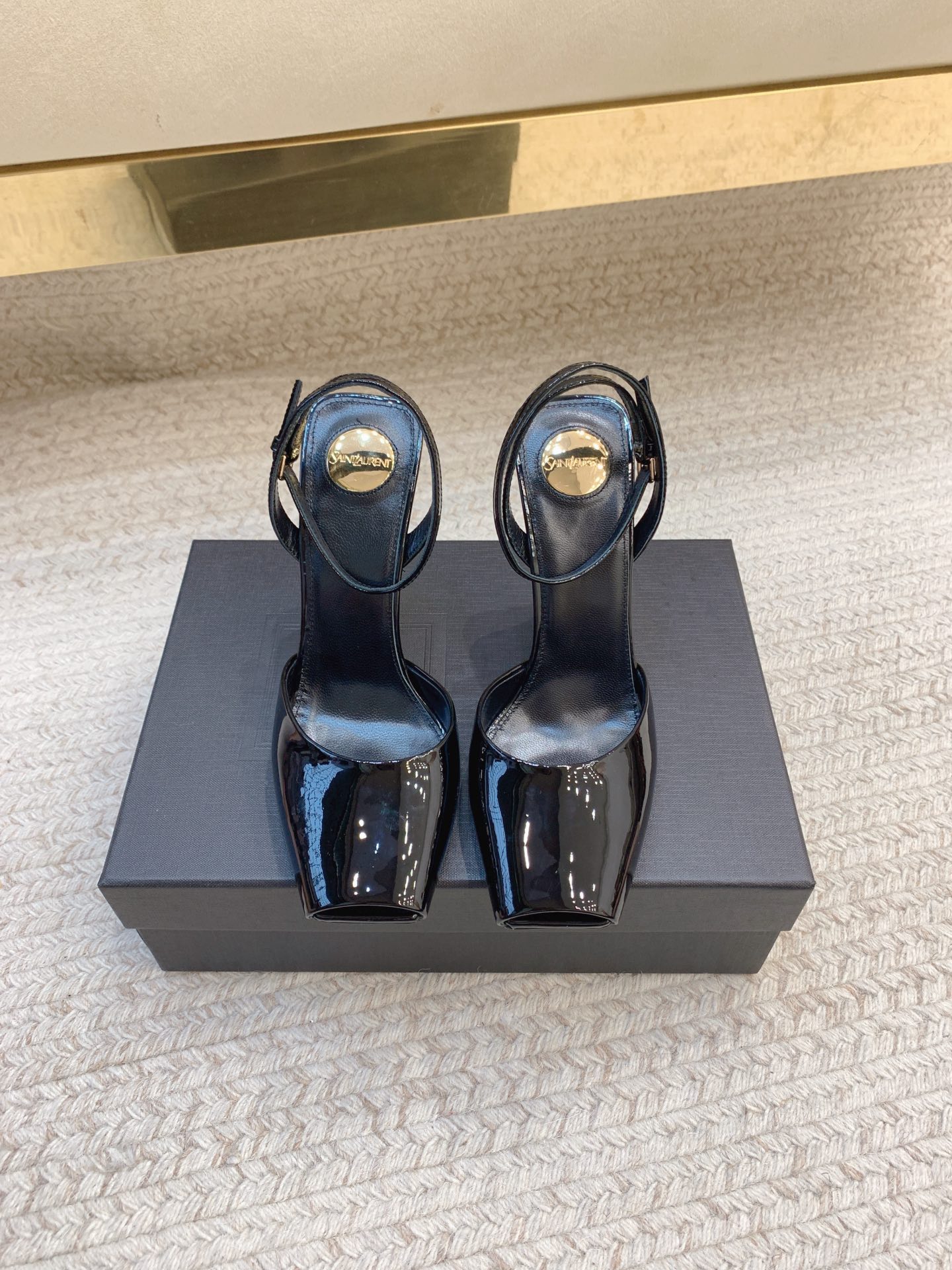 NO:928080,SAIN* LAUREN*SS25 new fish mouth thick heel sandals, original last, top quality material, imported custom patent leather upper, imported sheepskin lining, genuine leather outsole, heel height 11cm, size 35-39 (40.41 non-returnable, non-exchangeable), sandals, saint laurent, sandals, sheepskin, Leather soles19860909SAIN* LAUREN*SS25新款鱼嘴厚跟凉鞋 原版套楦 顶级品质 材质 鞋面进口定制漆皮 内里进口羊皮里 大底真皮大底 跟高11cm 码数35—39（40.41不退不换）,凉鞋,saint laurent,sandals,sheepskin,Leather soles,Women's Shoes