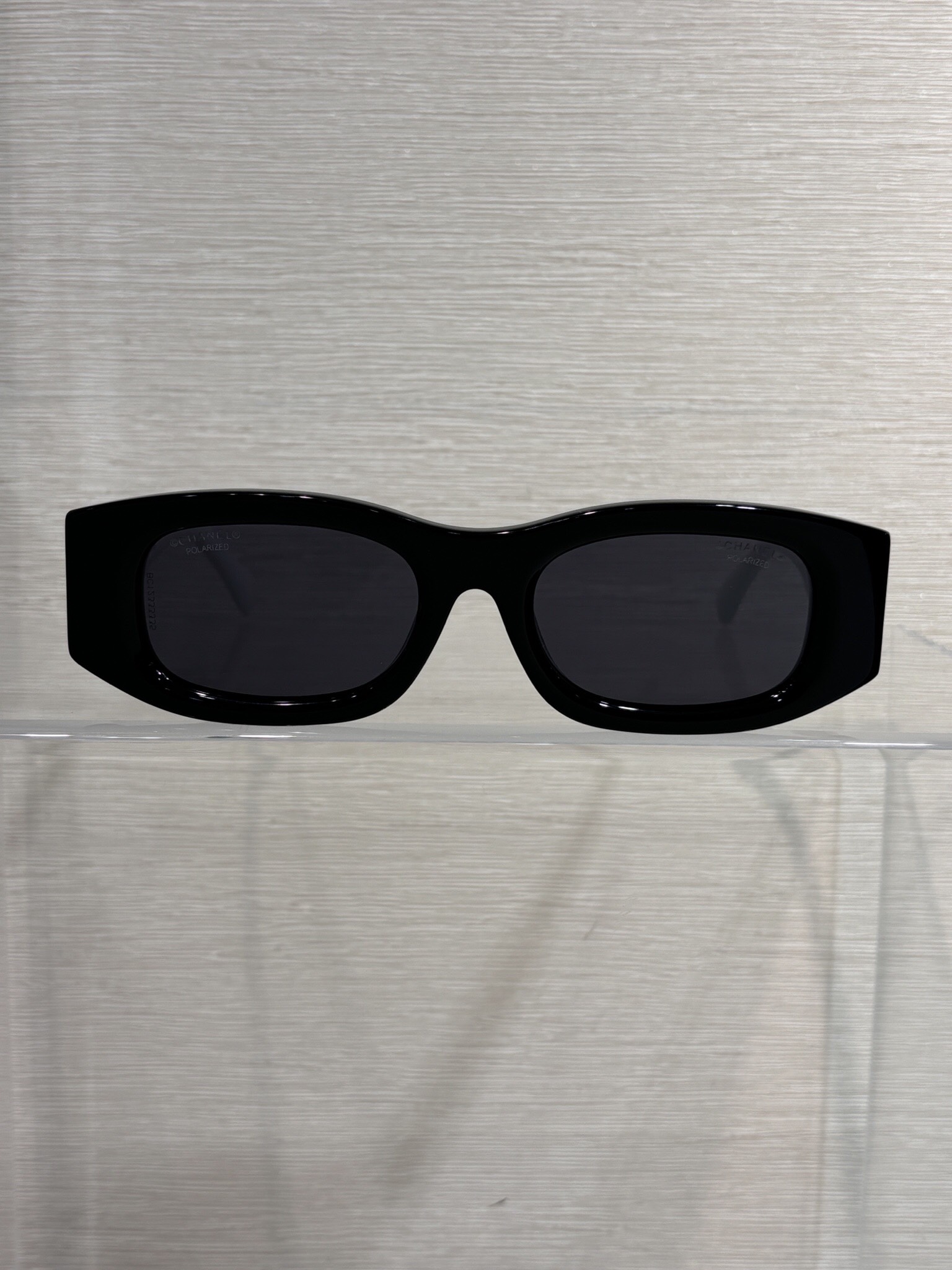 NO:635142,CH5525 Super Fire Panda Black and White Fragrance Polarized Lenses, the same material as zp, the workmanship details are in place, it has a fragrance when worn, it is a worthy item.,, Cardia high-end jewelry19860909CH5525 超级火熊猫黑白小香 偏光镜片,zp一样材质做工细节都到位,戴起来就是很有小香气质,值得入的单品.,,卡迪亚高端饰品,Jewelry