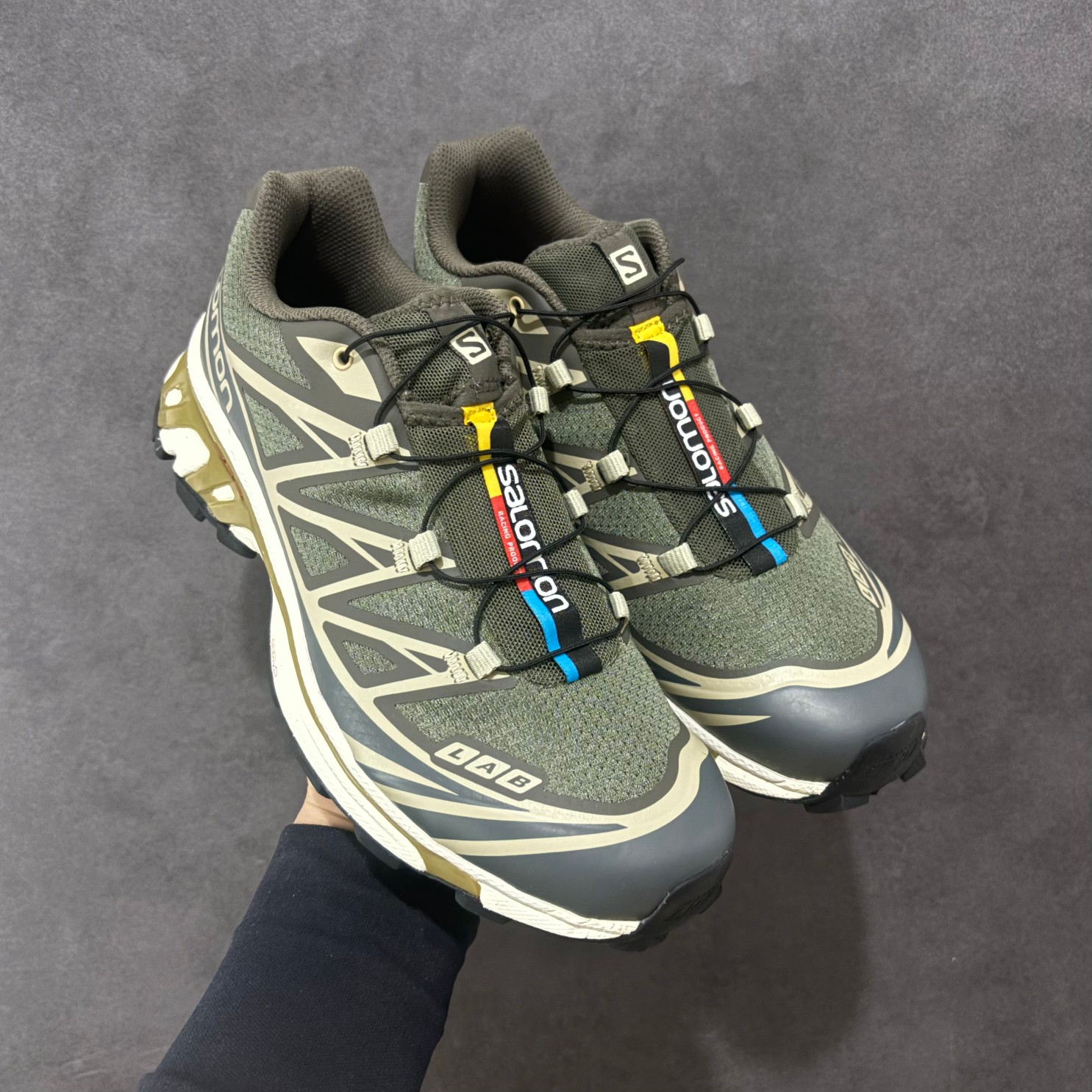 图片[7]-【GQ纯原福利】Salomon 萨洛蒙 XT-6 复古机能户外跑鞋 大厂纯原福利 全码福利清货 品质细节到位 售前售后保障到底💪🏻 这双XT-6 鞋面以锯齿状的包裹系统呈现 在黑色基底之下加入了各种色点缀 内嵌式的袜套设计与 Quicklace 系带系统一道 实现了立体包裹与精准贴合 结合 Contagrip 大底科技 让穿着者可以轻松驾驭户外与通勤下的任何运动生活场景 无缝鞋身户外随意纵横 颜值与脚感兼备 出街通勤 绝对非常吸睛 你值得拥有 尺码：36 36.5 37.5 38 38.5 39 40 40.5 41 42 42.5 43 44 44.5 45-选品中心