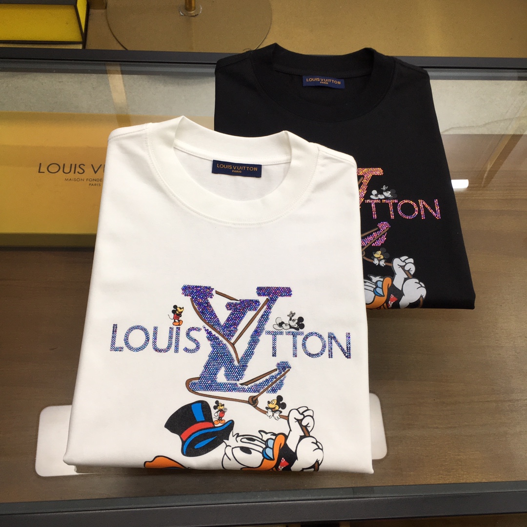 NO:458469,New product [L.v...] The latest short-sleeved round-neck T-shirt in the first spring and summer counter in 2025, high-end customization, avant-garde and fashionable design!  Brand logo heavy craft design, high-end customized mercerated cloud cotton fabric, soft feel, comfortable to wear, exquisite counter-level car line, fine workmanship, invincible and handsome upper body effect!  A must-have item for handsome men!  The color is shown in the figure. Code number M-4XL, T-shirt,tees, t-shirt,alexander wang19860909新品【L.v...】 2025春夏首发专柜最新款短袖圆领T恤 高端订制 设计前卫时尚！品牌logo重工艺设计 高端定制丝光云朵棉面料.手感柔软.穿着舒适.专柜级别精致车线.做工精细.上身效果无敌帅气！型男必备单品！ 颜色如图 码数M-4XL,,T-shirt,tees，t-shirt,alexander wang,Men's clothing