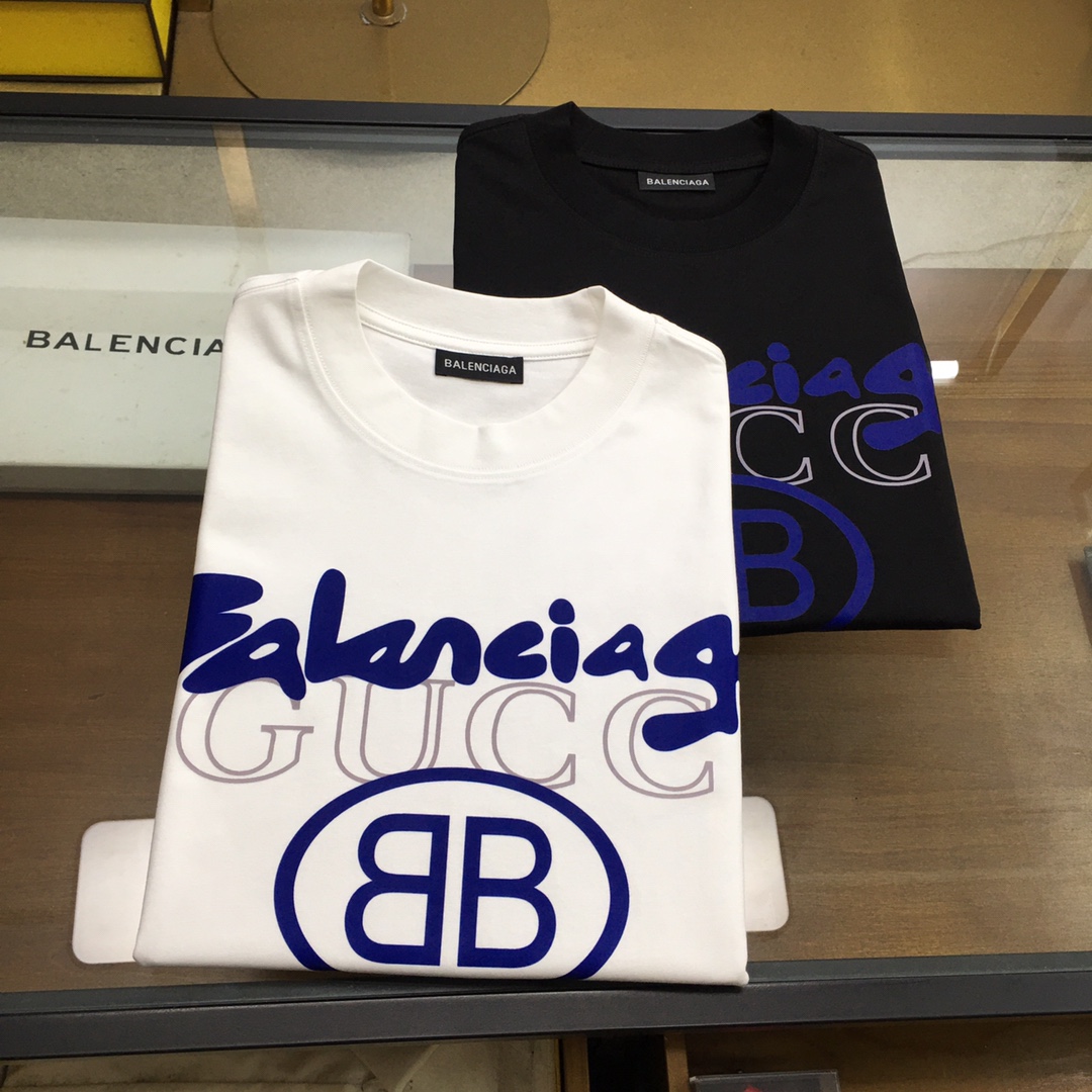 NO:458464,New product [BLCA...] The latest short-sleeved round-neck T-shirt in the first spring and summer counter in 2025, high-end customization, avant-garde and fashionable design!  Brand logo heavy craft design, high-end customized mercerated cloud cotton fabric, soft feel, comfortable to wear, exquisite counter-level car line, fine workmanship, invincible and handsome upper body effect!  A must-have item for handsome men!  The color is shown in the figure. Code number M-4XL, T-shirt,tees, t-shirt,alexander wang19860909新品【BLCA...】 2025春夏首发专柜最新款短袖圆领T恤 高端订制 设计前卫时尚！品牌logo重工艺设计 高端定制丝光云朵棉面料.手感柔软.穿着舒适.专柜级别精致车线.做工精细.上身效果无敌帅气！型男必备单品！ 颜色如图 码数M-4XL,,T-shirt,tees，t-shirt,alexander wang,Men's clothing