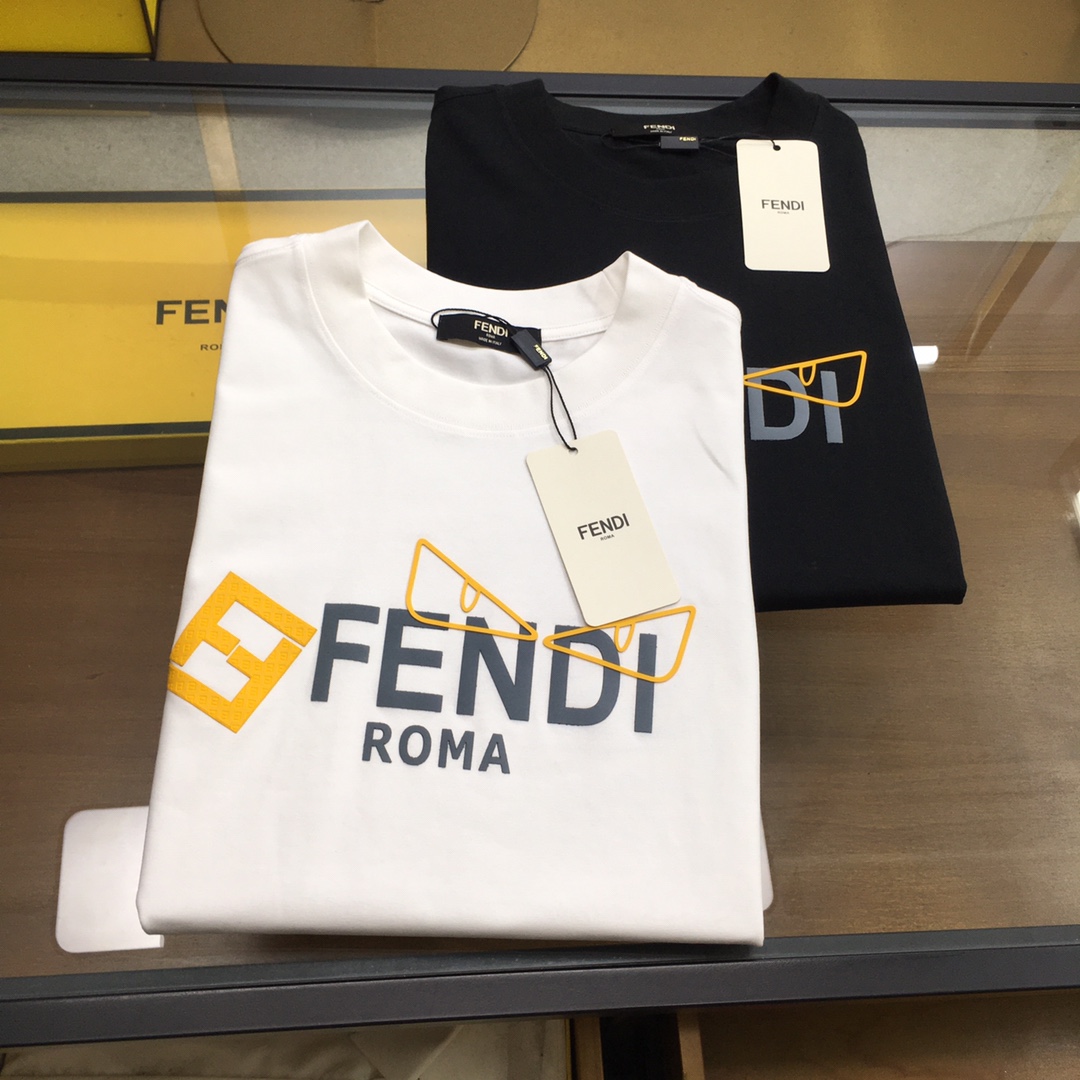 NO:458449,New trendy brand 'Fend' 2025 new trendy brand short-sleeved T-shirt (small style) is the darling of the fashion industry in the brand!  Men's trendy brand short-sleeved!  While the materials are exquisite, the overall design is quite fashionable. Today I recommend his versatile and classic styles. The logo design on the chest brand is printed and designed with vivid personality!  The fabric is made of customer-supplied fixed-woven Gaoke Re-English Long-Wire Cotton, and the high-quality Long-Wire Cotton raw materials are selected!  It has a smooth and smooth feel on the skin, and the upper body is crisp and stylish!  Comfort and breathability are perfect!  All fabrics are excellent!  S-3XL, fendi, T-shirt,tees, t-shirt,alexander wang19860909新品潮牌 《Fend》 2025新款潮牌短袖T恤（版型微阔）品牌时尚界的宠儿！ 男士潮牌短袖！材质用料讲究的同时 整体的设计颇具时尚感 今天推荐他家百搭经典款 胸前品牌logo设计 采用印花设计 个性生动！面料采用客供定织高克重新疆长绒棉,甄选上等长绒棉花原料！亲肤挺滑手感,上身挺括有型！舒适性与透气性完美兼备！面料皆为上乘！S-3XL,,fendi,T-shirt,tees，t-shirt,alexander wang,Men's clothing