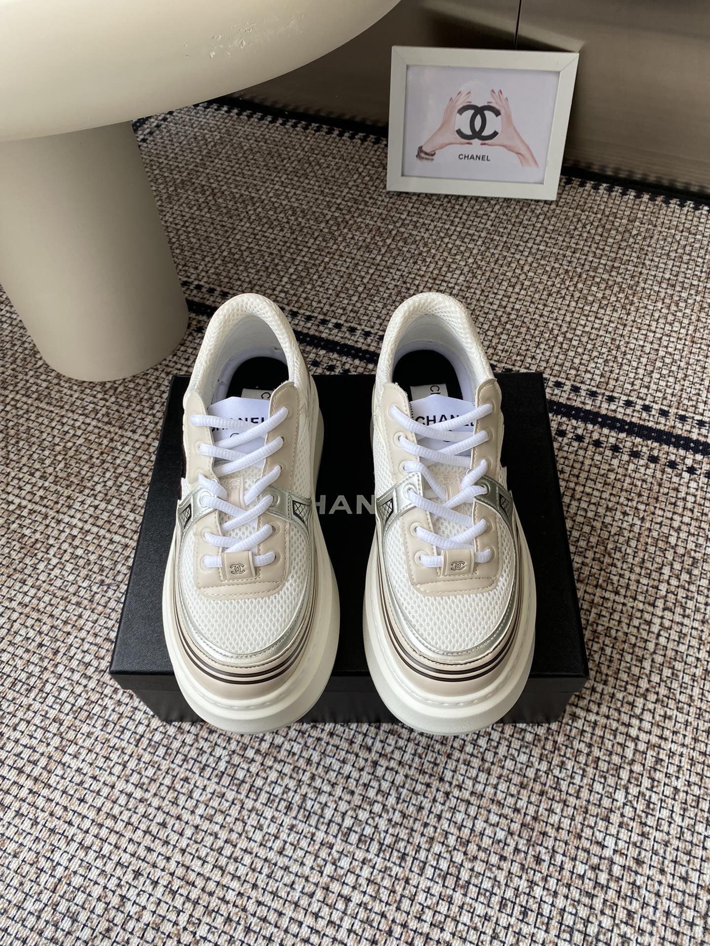 NO:512052,Chanel Chanel thick-soled silver-horned king's latest overseas catwalk style 2025 spring vacation sneakers, inspired by Monaco's international seaside lifestyle, creating a new sense of fashion. The upper uses integrated molding materials, customized breathable mesh in the inner lining Original open molding two-color outsole 4 colors Size 35-40 (40 custom made without return or replacement), casual shoes/sports, chanel, chanel, alexander wang, sneakers19860909Chanel 香奈儿厚底银角大王最新的国外走秀款  2025开春度假运动鞋,以摩纳哥国际化的海滨生活方式为灵感 打造一个全新的时尚感 鞋面采用一体化成型材料 内里定制透气网布 原版开模双色大底 4色 码数size35-40（40订做不退不换）,休闲鞋/运动鞋,chanel,chanel,alexander wang,sneakers,Women's Shoes