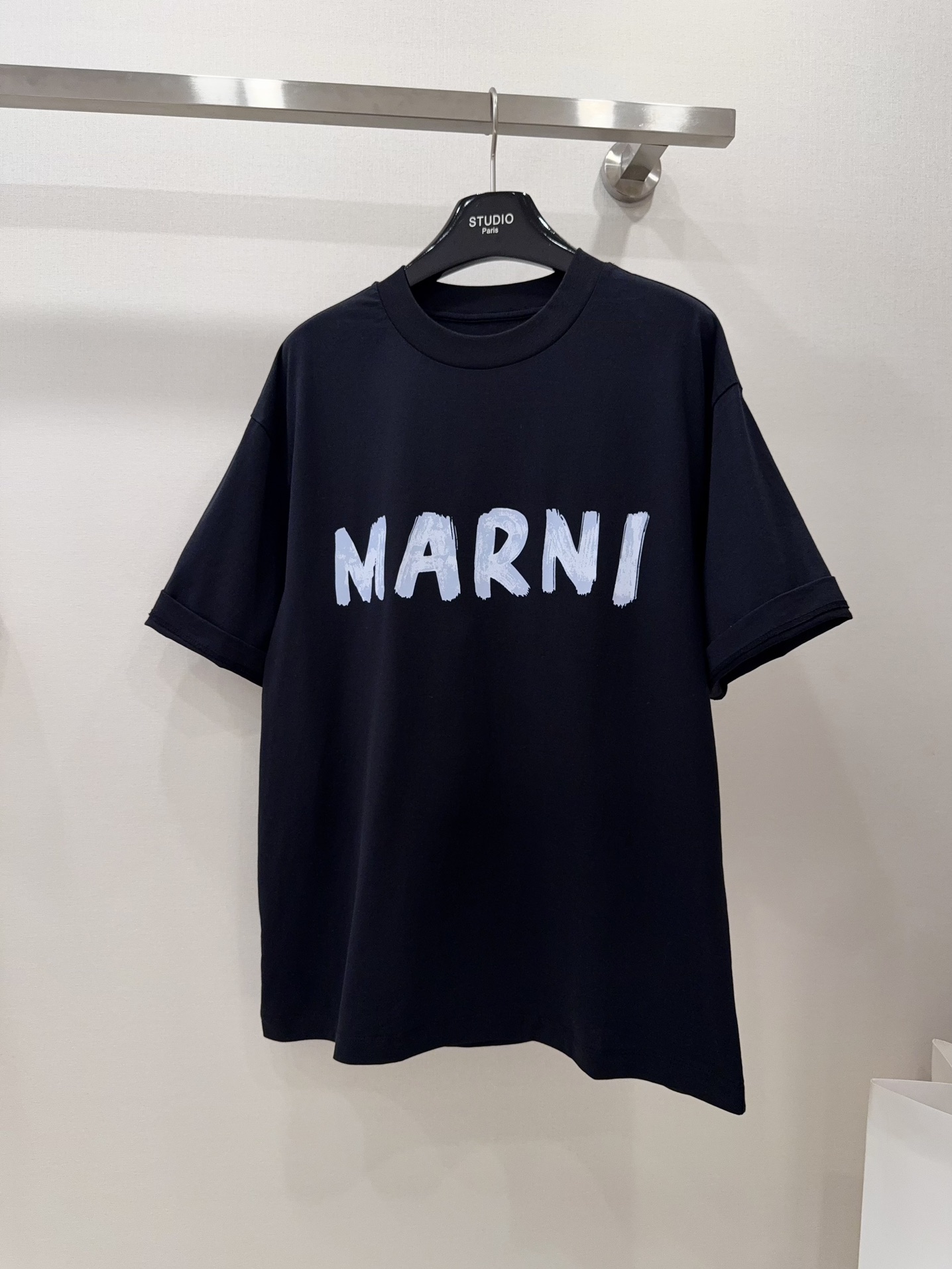 NO:422548,The right size is small loose!  !  The letters with very recognizable chests are very unique when walking in the crowd. The combination of white background and blue light dual-color printing visually highlights the fashion elements. You can wear shorts on the upper body and bring a sense of high-end feel!  !  Beautiful!  ,,shorts,alexander wang19860909版型恰到好处的小宽松！！ 胸前极具辨识度的字母,走在人群中一眼就很与众不同,白底蓝光双色印花结合,视觉上更加突出时尚元素,随便上身搭条短裤,就自带高级感！！绝美！,,shorts,alexander wang,Women's clothing