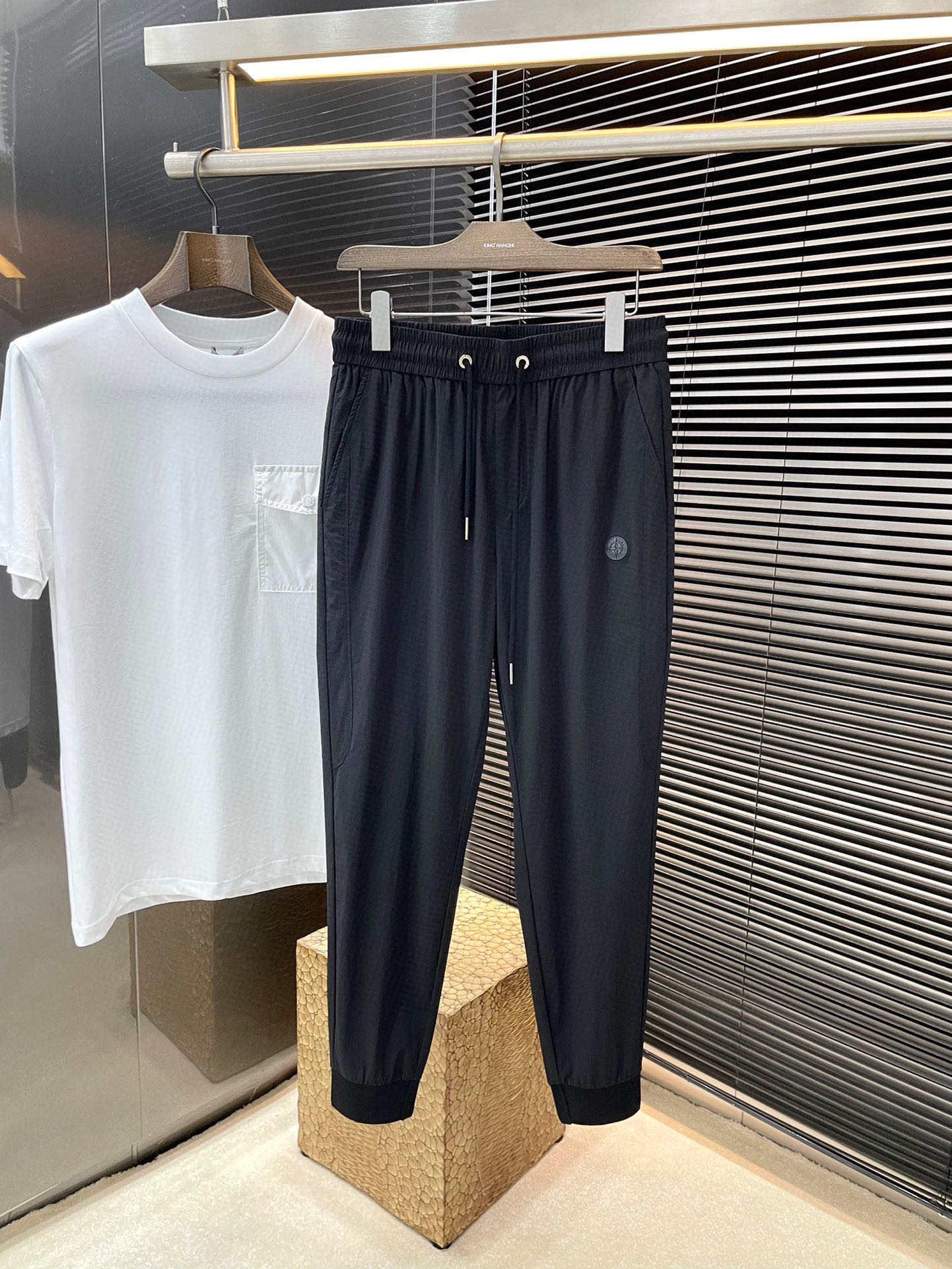 Spring 2025 Stone Island Leisure Pants: Customizable Curry Fabric, High-End Comfort - 图片 1