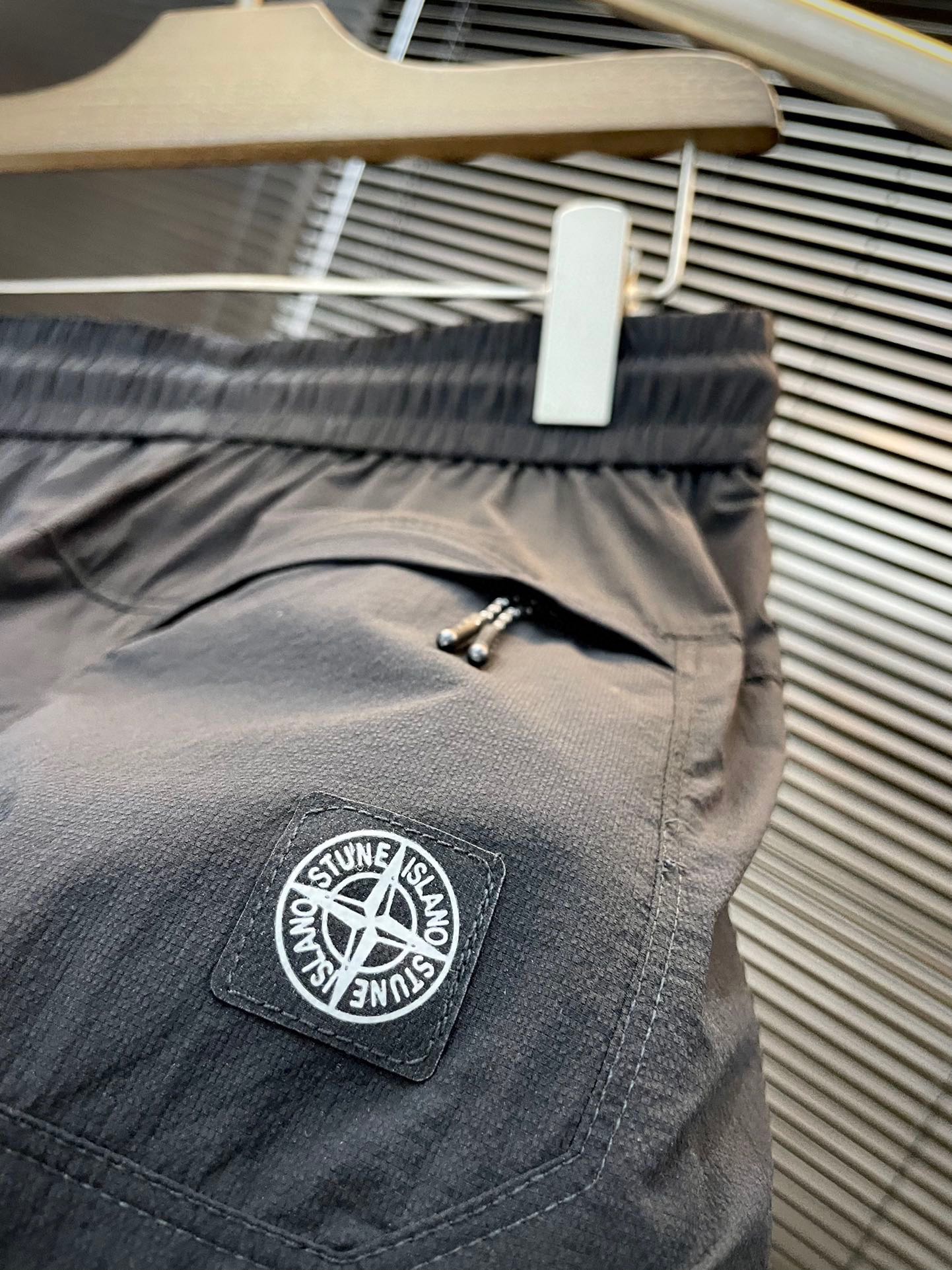 Spring 2025 Stone Island Leisure Pants: Customizable Curry Fabric, High-End Comfort - 图片 7