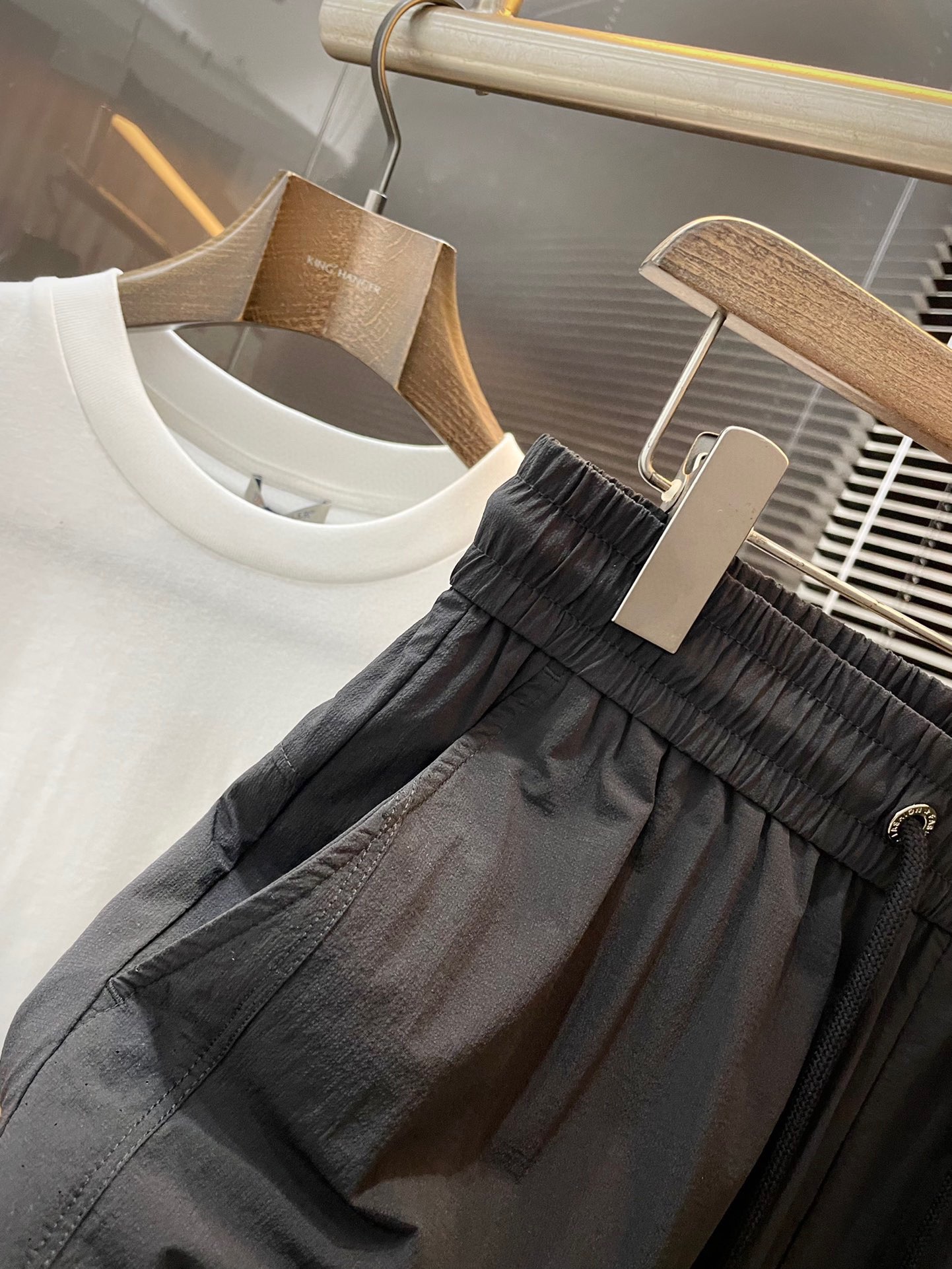 Spring 2025 Stone Island Leisure Pants: Customizable Curry Fabric, High-End Comfort - 图片 4