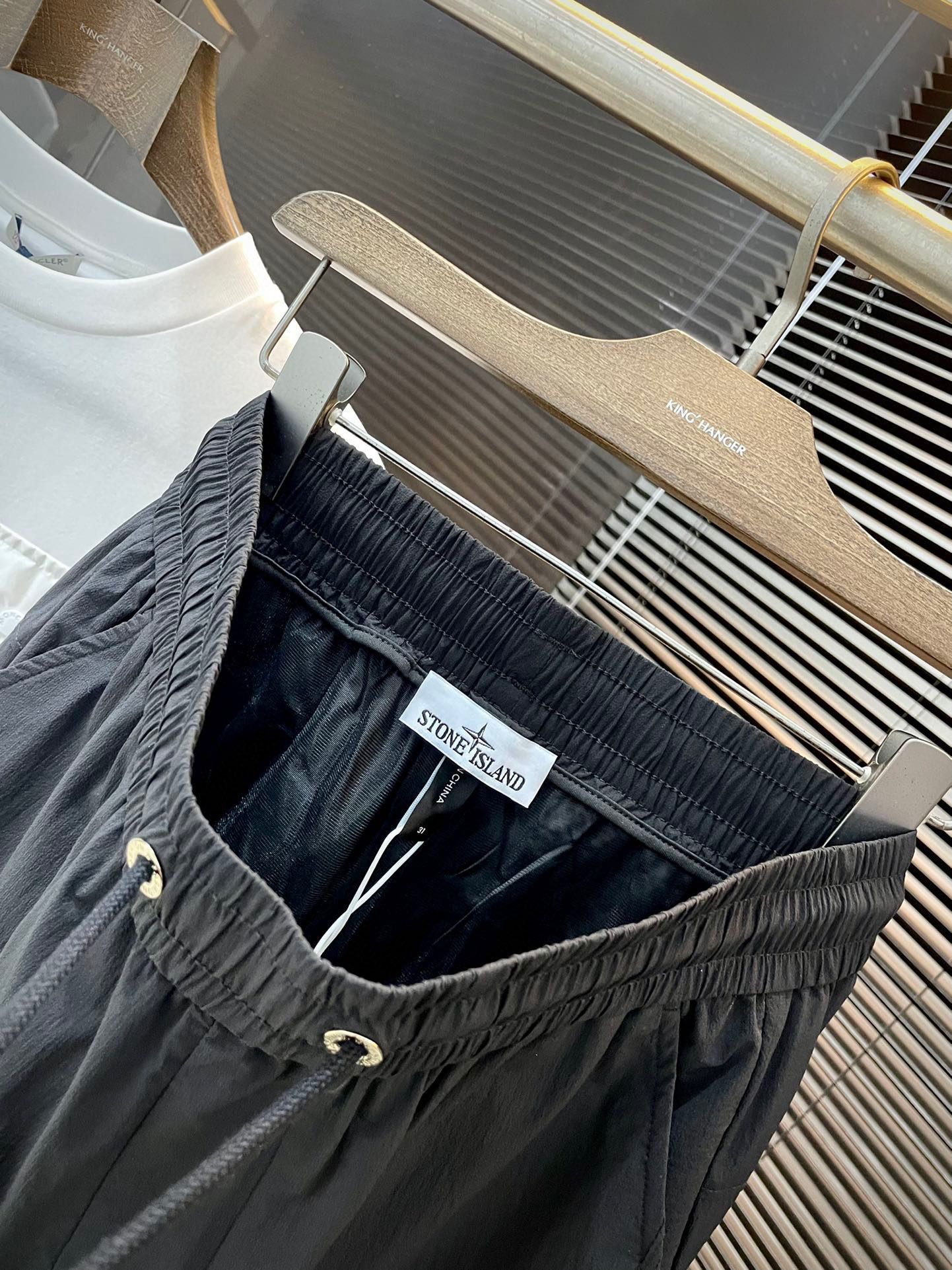 Spring 2025 Stone Island Leisure Pants: Customizable Curry Fabric, High-End Comfort - 图片 6
