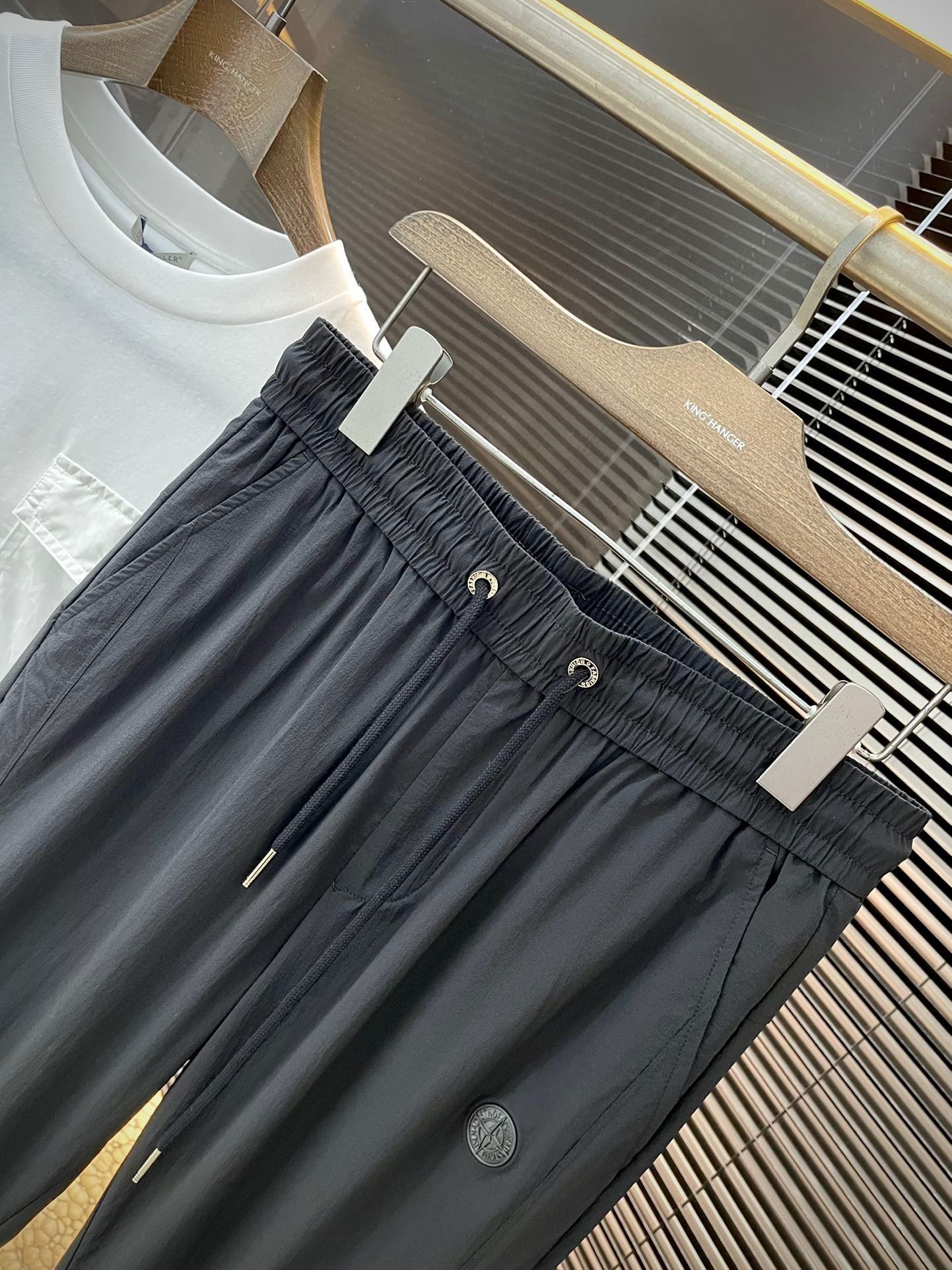 Spring 2025 Stone Island Leisure Pants: Customizable Curry Fabric, High-End Comfort - 图片 2