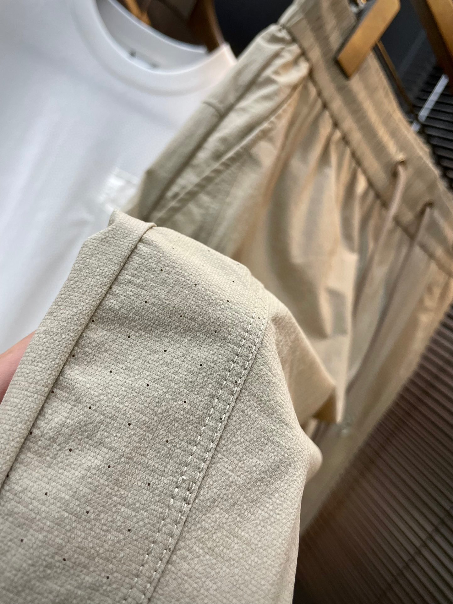Spring 2025 Stone Island Leisure Pants: Comfortable and Stylish Curry Fabric Design - 图片 4