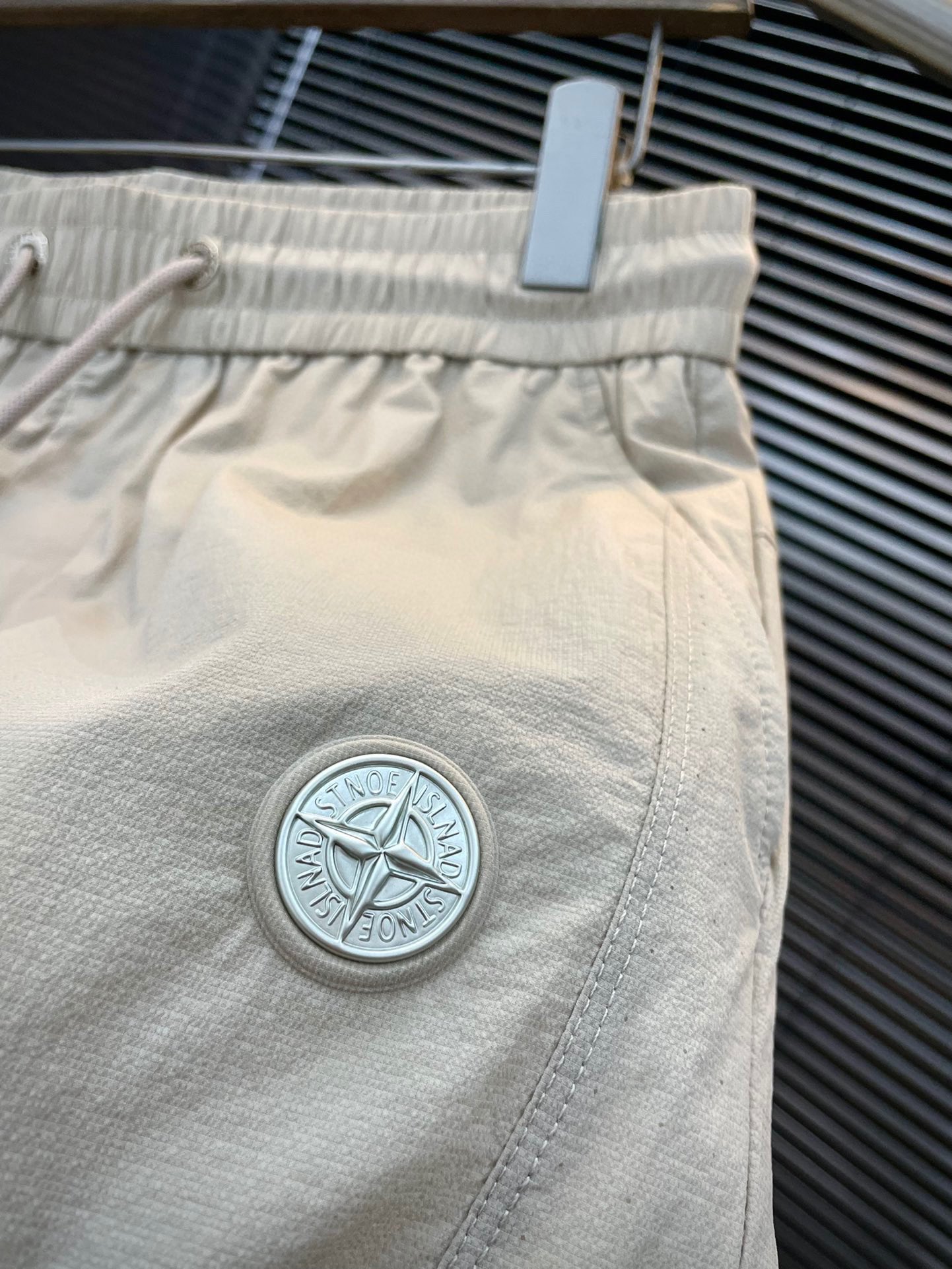 Spring 2025 Stone Island Leisure Pants: Comfortable and Stylish Curry Fabric Design - 图片 3