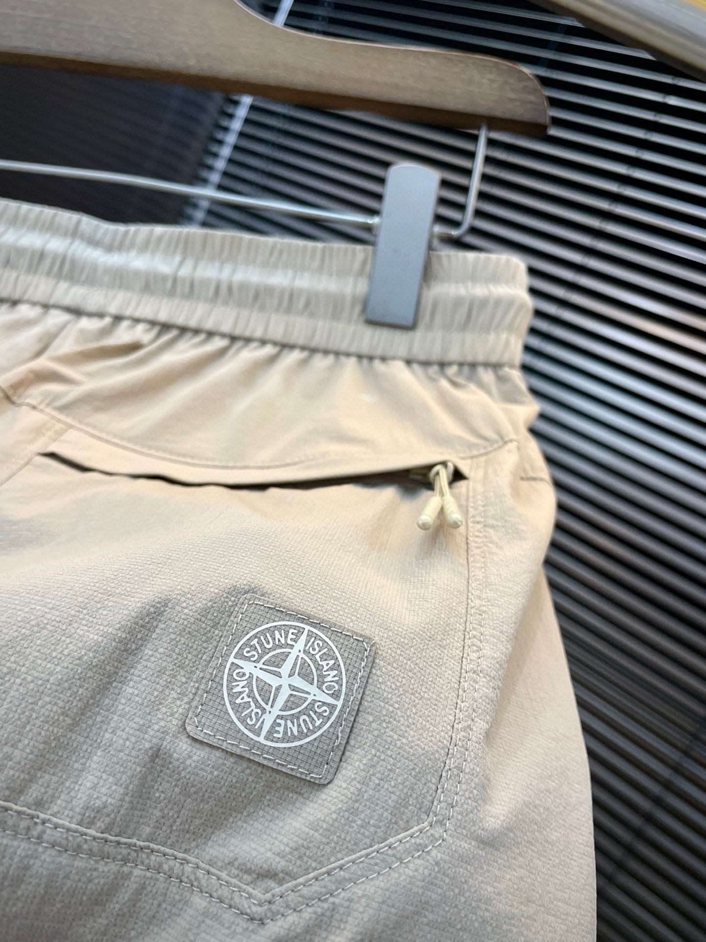 Spring 2025 Stone Island Leisure Pants: Comfortable and Stylish Curry Fabric Design - 图片 7