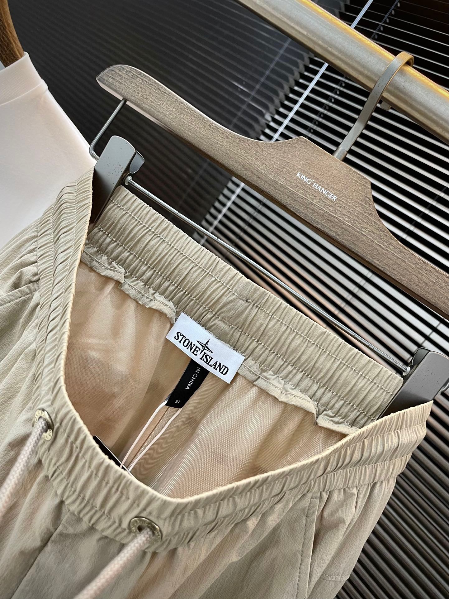 Spring 2025 Stone Island Leisure Pants: Comfortable and Stylish Curry Fabric Design - 图片 6