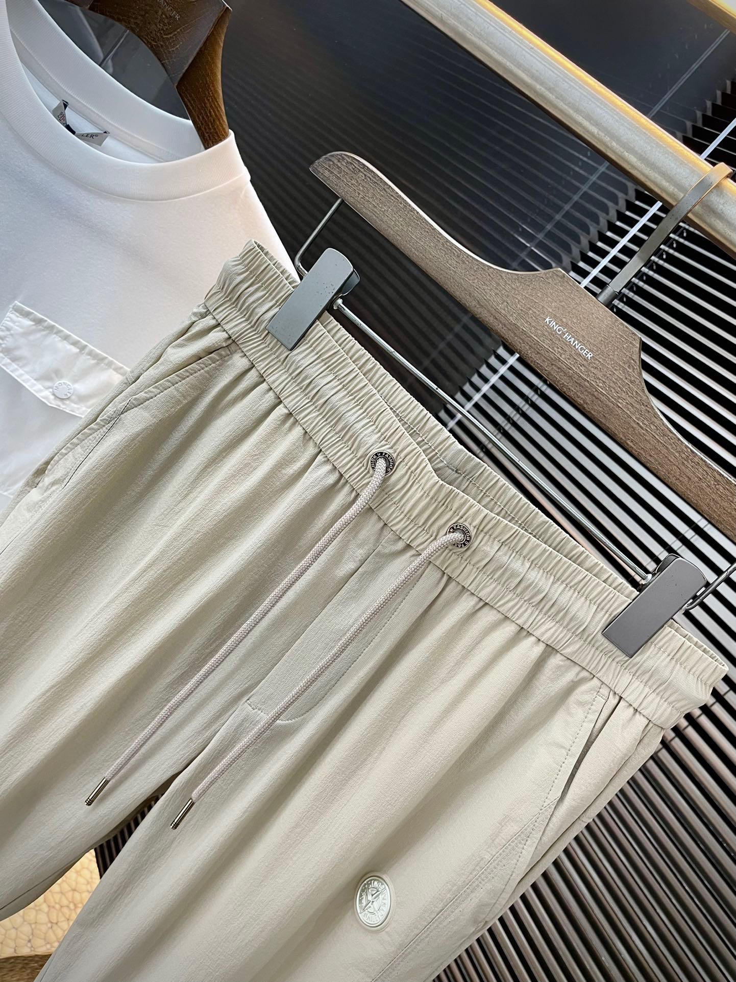 Spring 2025 Stone Island Leisure Pants: Comfortable and Stylish Curry Fabric Design - 图片 2
