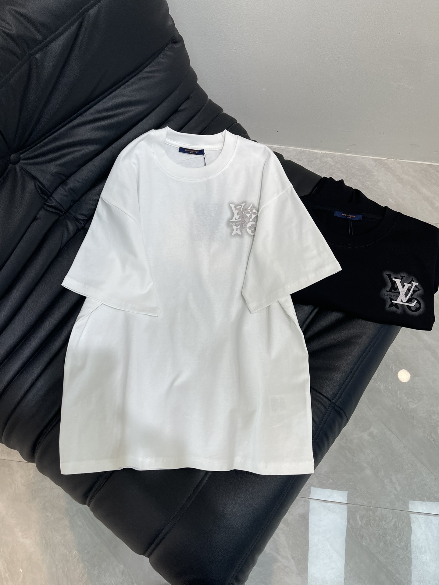 NO:416746,Louis Vuitto*25 new Phantom Letter Short-Sleeve T-shirt. Customized pure cotton fabric is breathable and comfortable. Digital printing allows Monogram to present a pixelated light and shadow gradient effect, rich layers, and the silkscreen texture is matched with knitted fabrics, which has a super touch. There is also the Elysee Palace pattern that incorporates the retro meaning of Louis Vuitton travel seals, which is ostentatious and unique. Simple and unique charm. The straight-cut style is more suitable for matching with various trendy and fashionable styles. The same style for men and women!  S-XL, louis vuitton,louis vuitton,t-shirt,tees,t-shirt,alexander wang19860909Louis Vuitto*25新款幻影字母短袖T恤.定制纯棉面料透气舒适.用数码印刷让Monogram呈现出像素化光影渐变效果,层次丰富,丝印质感与针织面料搭配,触感超绝.还有融入路易威登旅行印章复古意味的 Elysee Palace图案,张扬又独特.简洁而富有独特魅力.直裁版型更为适合搭配各种潮流时尚造型.男女同款！S-XL,,louis vuitton,louis vuitton,T-shirt,tees，t-shirt,alexander wang,Women's clothing