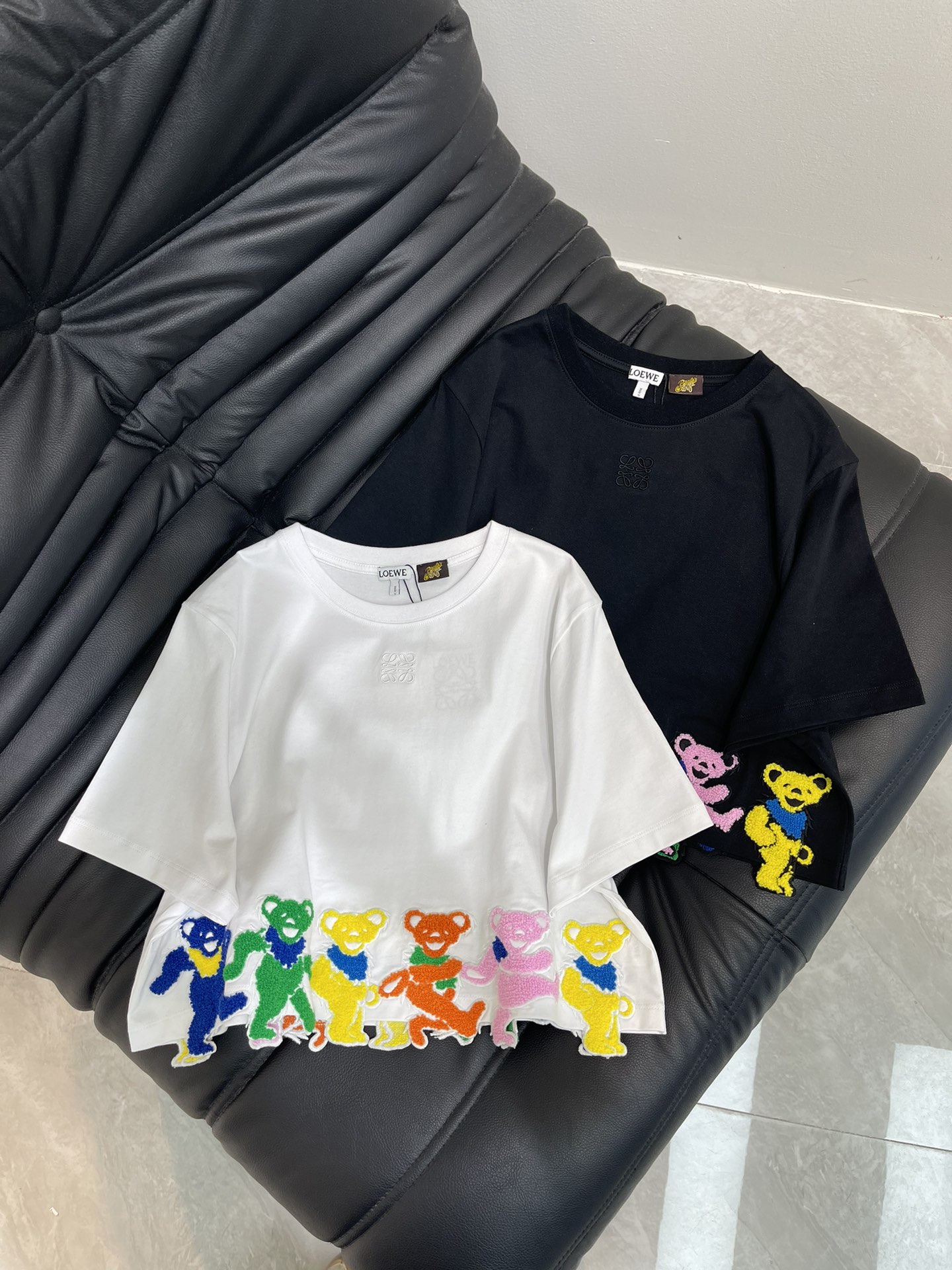 NO:415454,Loew*25 spring and summer new heavy industry embroidered doll short short-sleeved T-shirt custom YB native cotton material breathable and comfortable, full texture Loose shoulder T-shirt cut highlights the brand style Made of gram-weight pure cotton with a slight elasticity Presents the visual effect of slimming Short waist-exposed style Embellished with plush colored bear dolls on the hem. The style is lively and cute Echoing the totem logo on the chest The brand's own fashion sense is instantly created. Create a fashionable style with age reduction. The inner wear is brilliant and fashionable. SML,,loewe,T-shirt,tees,t-shirt,alexander wang19860909Loew*25春夏新款重工刺绣公仔短款短袖T恤 定制YB原生全棉材质 透气舒适 质感十足 宽松落肩T恤裁剪 凸显品牌格调 采用克重纯棉制成 略带有弹力 呈现显瘦视觉效果 短款露腰版型 下摆点缀毛绒彩色小熊公仔 风格灵动可爱 与胸前图腾徽标呼应 品牌自带的时尚感立现 随心打造减龄时髦风格 单穿内搭都出彩时髦 SML,,loewe,T-shirt,tees，t-shirt,alexander wang,Women's clothing