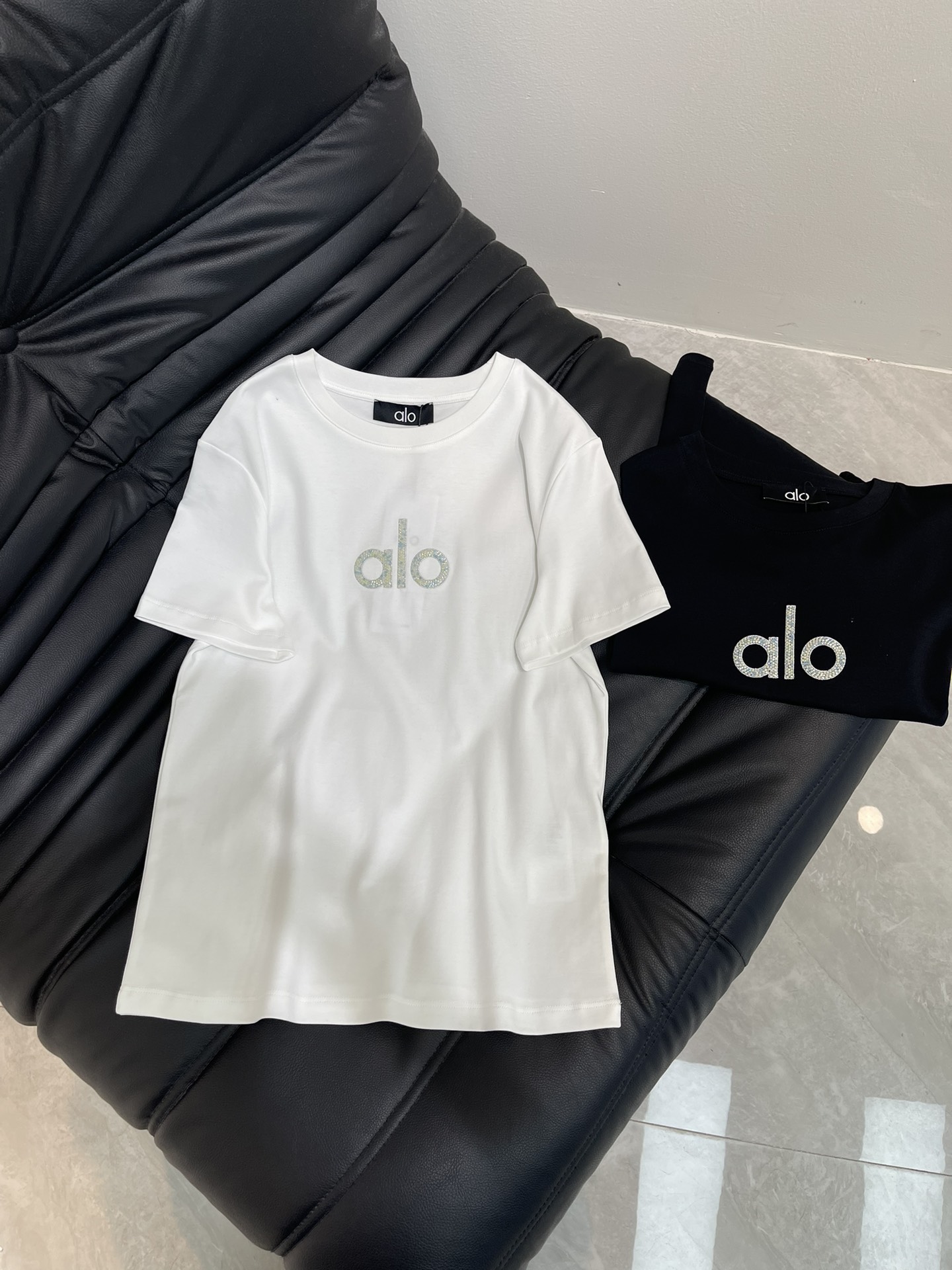 NO:416838,Alo*25 spring and summer new round neck embroidered bead stapled short-sleeved T-shirt custom YB twill cotton material breathable and comfortable, full texture Slim short-sleeved T-shirt cut highlights the brand style with a slight elasticity presents a slim visual effect Embroidered bead stapled pattern on chest embroidered bead stapled pattern Black and white pink classic color matching creates a personal style full of creativity The brand's high-end design sense is full of style, and the inner wear is brilliant and fashionable SML, T-shirt,tees, t-shirt,alexander wang19860909Alo*25春夏新款圆领刺绣订珠短袖T恤 定制YB斜纹全棉材质 透气舒适 质感十足 修身短袖T恤裁剪 凸显品牌格调 略带有弹力 呈现显瘦视觉效果 胸前刺绣订珠图案 黑白粉经典配色打造个性风格 充满创意 品牌高级设计感拉满 单穿内搭都出彩时髦 SML,,T-shirt,tees，t-shirt,alexander wang,Women's clothing