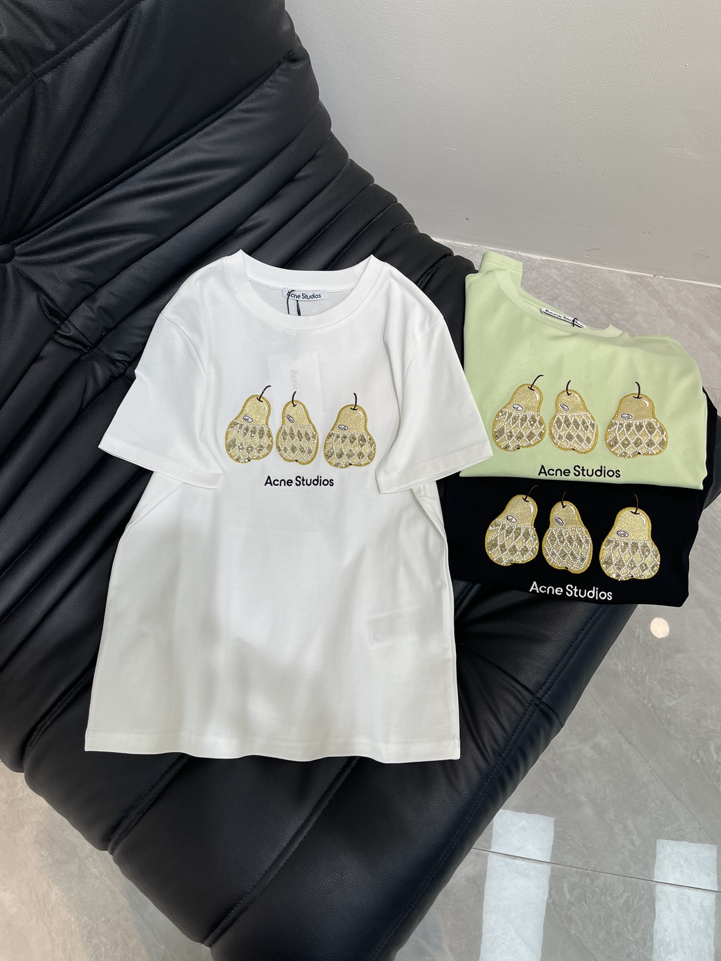 NO:415461,Acne studio*25 spring and summer new heavy industry pear stud bead short-sleeved T-shirt custom YB twill mercerized cotton material breathable and comfortable, full texture. Regular T-shirt cutting highlights the brand style. Made of gram-weight pure cotton, full of drape, presents a slimming visual effect. Use washing technology to restore the uniform color. The sequins on the chest outline the mesh pear pattern. Brand logo embroidery echoes the large body color collision. Fashion and high-end feel immediately. Create a personal style. Age-reducing style. The inner wear is brilliant and fashionable. SML,,acne studios,dior,T-shirt,tees,t-shirt,alexander wang19860909Acne studio*25春夏新款重工雪梨钉珠短袖T恤 定制YB斜纹丝光全棉材质 透气舒适 质感十足 常规T恤裁剪 凸显品牌格调 采用克重纯棉制成 垂坠感十足 呈现显瘦视觉效果 利用水洗工艺还原均匀本色 胸前亮片钉珠勾勒出网状雪梨图案 品牌徽标刺绣呼应 大身颜色碰撞 时尚高级感立现 打造个性风格 减龄洋气 单穿内搭都出彩时髦 SML,,acne studios,dior,T-shirt,tees，t-shirt,alexander wang,Women's clothing