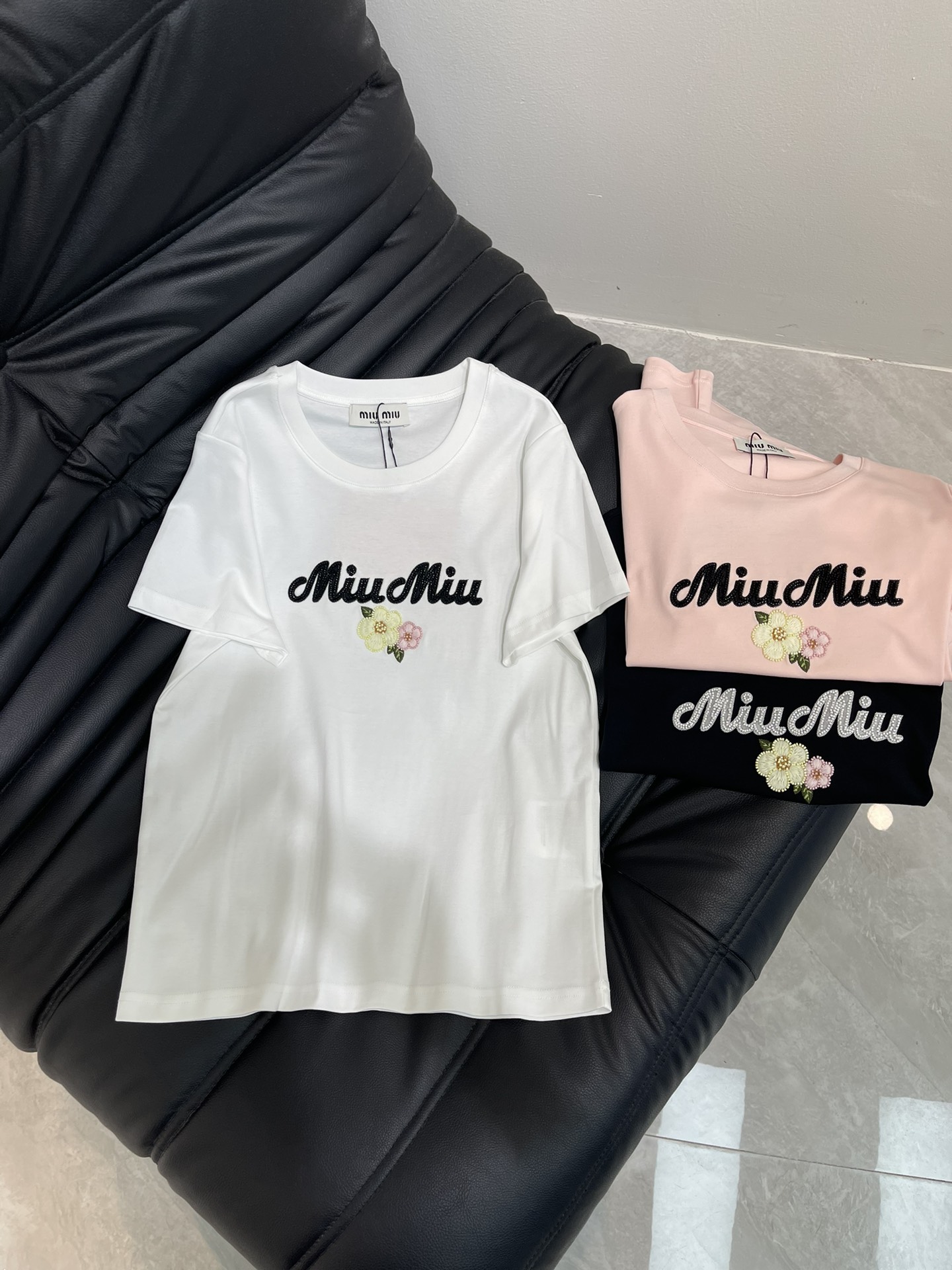 NO:415468,Miumi*25 spring and summer new heavy-industrial flower bead short-sleeved T-shirt custom YB twill mercerized cotton material breathable and comfortable, full texture. Regular T-shirt cutting highlights the brand style. Made of gram-weight pure cotton, full of drape and slim visual effect. Use the washing process to restore the uniform color. Colorful beads on the chest outline the three-dimensional brand logo pattern of the floral body. Collect with the color of the big body. Fashion and high-end feel immediately. Create a personal style. Fashionable and relaxed. The inner wear is brilliant and fashionable. SML,,miumiu, T-shirt,tees, t-shirt,alexander wang19860909Miumi*25春夏新款重工花朵钉珠短袖T恤 定制YB斜纹丝光全棉材质 透气舒适 质感十足 常规T恤裁剪 凸显品牌格调 采用克重纯棉制成 垂坠感十足 呈现显瘦视觉效果 利用水洗工艺还原均匀本色 胸前多彩钉珠勾勒出花体立体品牌徽标图案 与大身颜色碰撞 时尚高级感立现 打造个性风格 时髦松弛 单穿内搭都出彩时髦 SML,,miumiu,T-shirt,tees，t-shirt,alexander wang,Women's clothing