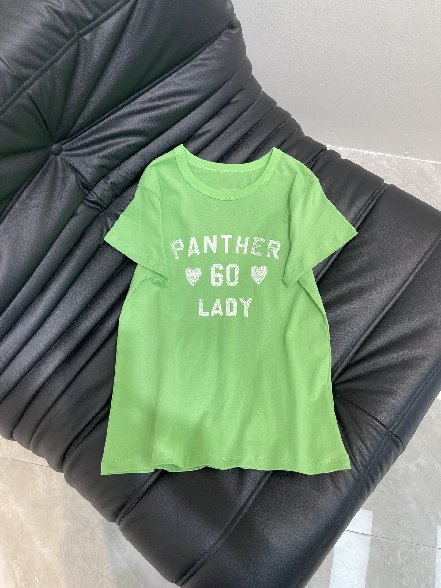 NO:415447,VAL*25 spring and summer new printed back patch embroidered letter short-sleeved T-shirt, imported pure cotton fabric, classic style versatile and not picky, and the upper body is very beautiful!  SML, T-shirt,tees,t-shirt,alexander wang19860909VAL*25春夏新款印花后背贴布刺绣字母短袖T恤,进口纯棉面料,经典版型百搭不挑人,上身非常漂亮！SML,,T-shirt,tees，t-shirt,alexander wang,Women's clothing