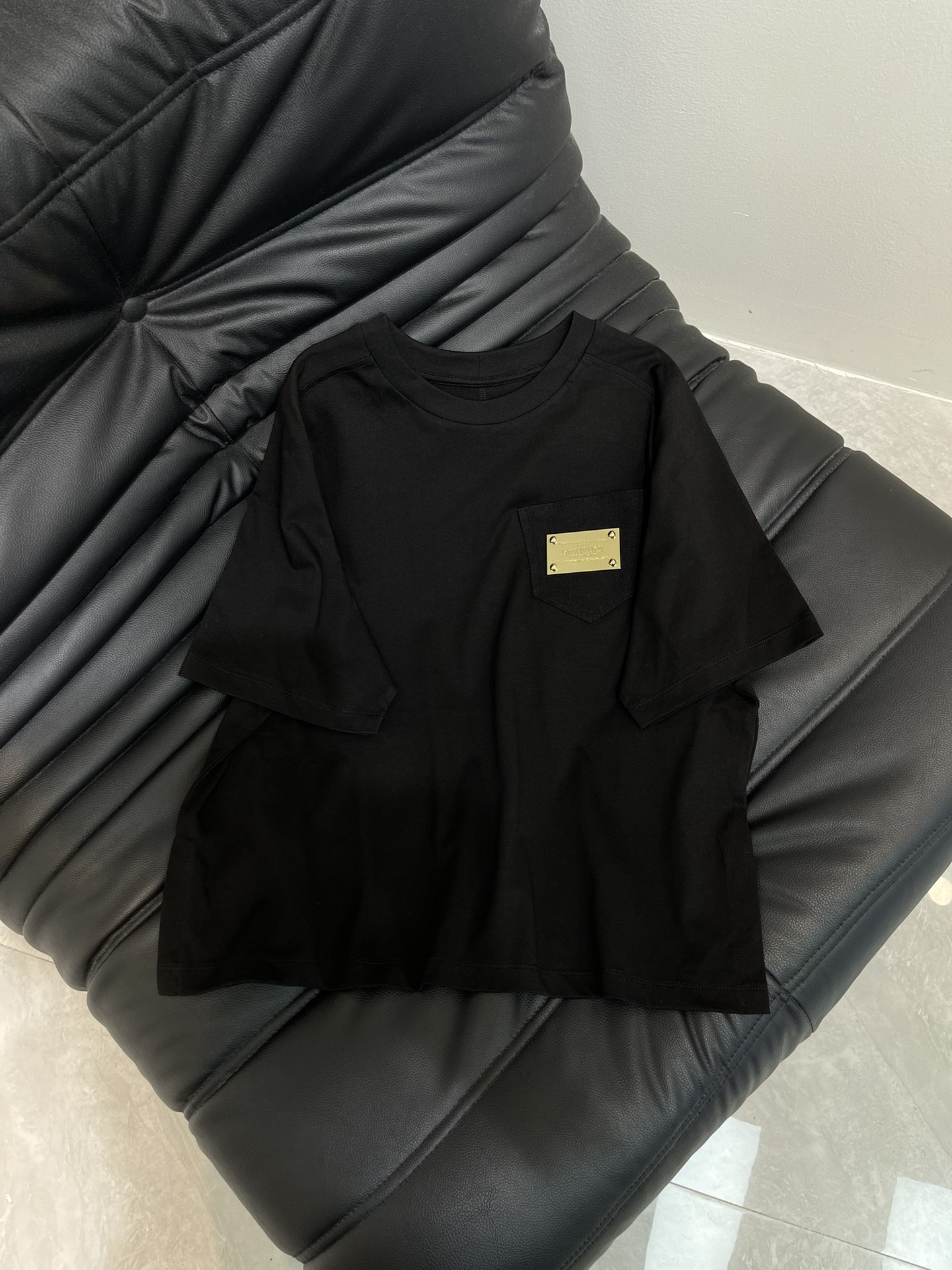 NO:415440,Louis Vuitto*25 new pocket iron brand letter short-sleeved T-shirt, imported pure cotton fabric, short loose style versatile and not picky, and the upper body is very beautiful!  SML, louis vuitton,T-shirt,tees,t-shirt,alexander wang19860909Louis Vuitto*25新款口袋铁牌字母短袖T恤,进口纯棉面料,短款宽松版型百搭不挑人,上身非常漂亮！SML,,louis vuitton,T-shirt,tees，t-shirt,alexander wang,Women's clothing