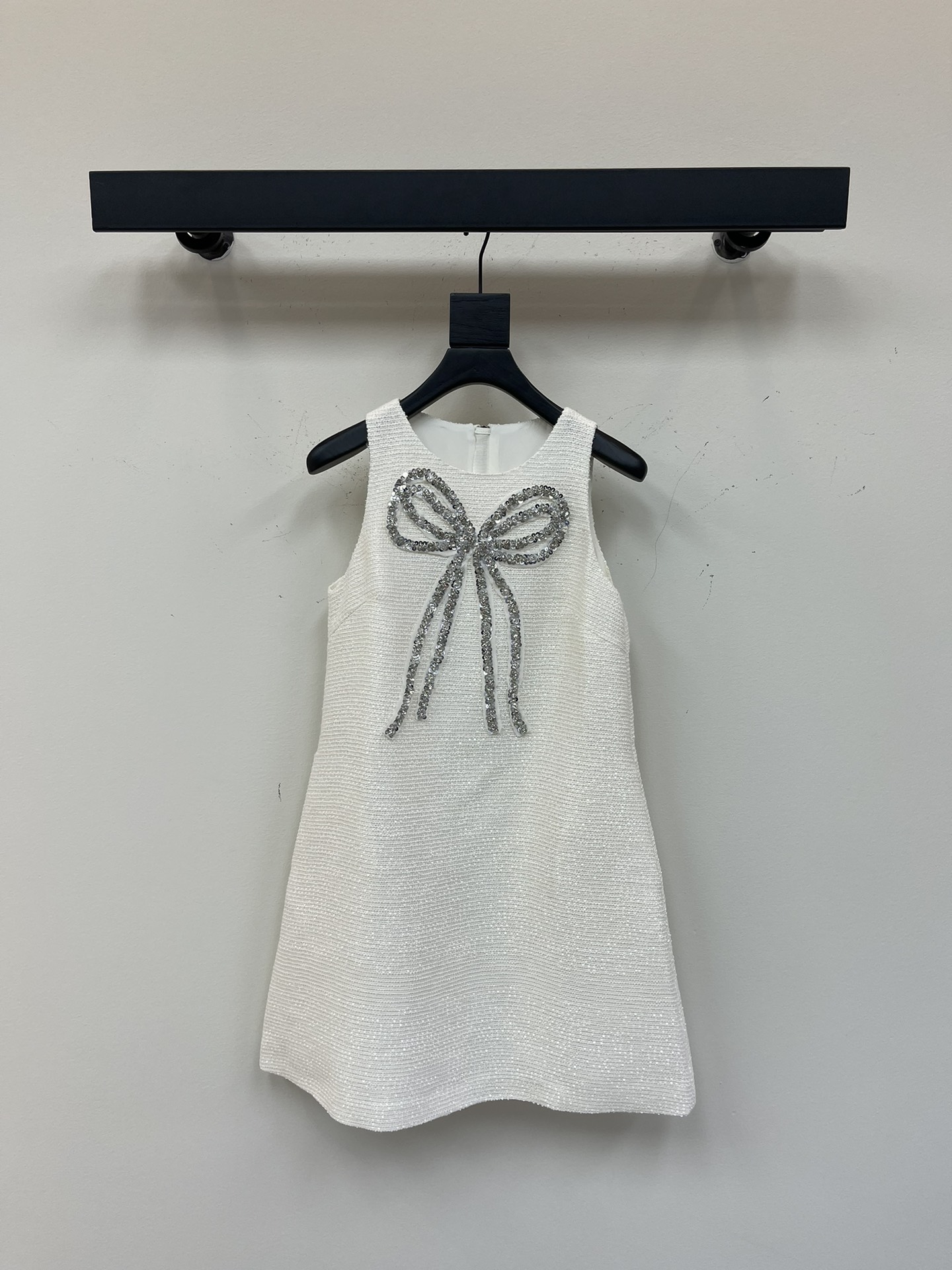 NO:416820,JORYA*25 spring and summer new product heavy industry bead sequin bow halter dress classic tweed fabric three-dimensional texture very delicate, heart-warming little fragrance style Customized bow beads are very exquisite French socialite style with noble temperament, a must-have for wealthy families SML, skirts, alexander wang19860909JORYA*25春夏新品重工钉珠亮片蝴蝶结挂脖连衣裙 经典粗花呢面料 立体肌理感很精致 令人心动的小香风 定制蝴蝶结珠片非常精美 法式名媛风上身自带高贵气质 富家千金必备 SML,,skirts,alexander wang,Women's clothing