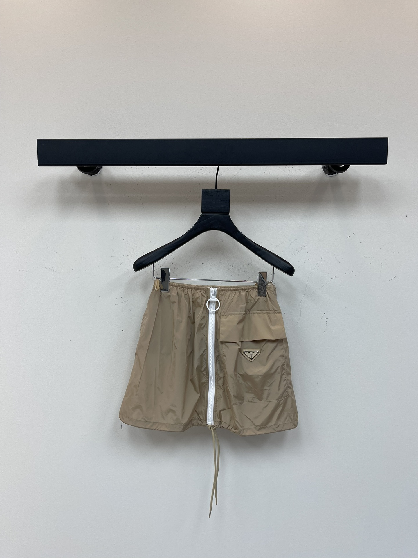 NO:416179,Prad*25 new contrast-colored zipper skirt Customized YB imported material Comfortable and easy to wear Clever and stylish Customized contrast-colored zipper Inverted triangle labeling Highlights the brand's sense of luxury Rich visual effects Drawstring hem design Various outfits Light up style Add a casual and fashionable sense of work clothes Showing fashionable and trendy positioning Upper body Fashionable and fashionable Customized surface accessories High-version SML,,prada, skirts,alexander wang19860909Prad*25新品撞色拉链半裙 定制YB进口材质 舒适好穿 挺括有型 订制撞色拉链 倒三角贴标 凸显品牌高级感 丰富视觉效果 抽绳下摆设计 多种穿搭 点亮格调 增添工装休闲时尚感 彰显时髦潮流定位 上身时髦洋气 定制面辅料 高版本SML,,prada,skirts,alexander wang,Women's clothing