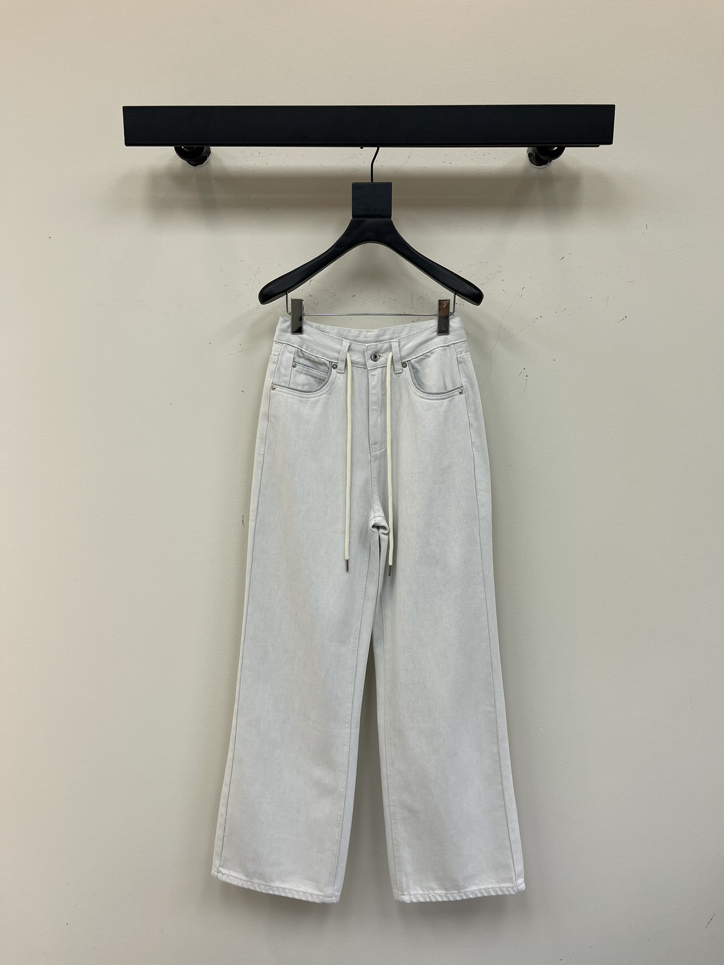 NO:416165,Courrege*25 new slim gray-white jeans are made of high-end custom fabrics, which are very comfortable to wear, regular design, good inclusiveness, and embroidered logo decoration to add visual charm, and the pattern of the pants will be very delicate, which is a very good fabric. Denim has good moisture absorption and breathability, the cloth surface is soft and the feel is also very smooth, making it a favorite choice for everyone!  SML, jeans,alexander wang19860909Courrege*25新款显瘦灰白牛仔裤 采用高端定制面料,牛仔穿起来非常舒适,常规设计,包容性好,刺绣logo装饰 增添视觉魅力,而且裤子的纹路会非常细腻,是非常好的面料.牛仔具有良好的吸湿性和透气性,布面光泽柔和,手感也非常细滑,成为众人最爱的选择！SML,,jeans,alexander wang,Women's clothing