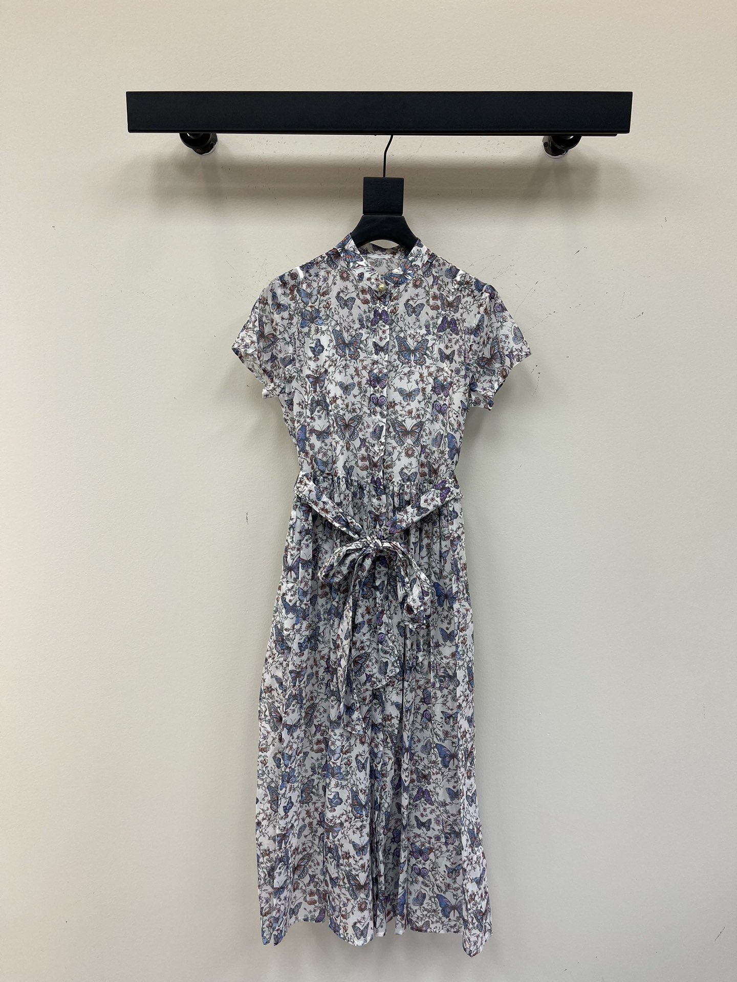 NO:416832,Dio*25 spring and summer new product fantasy butterfly flowers full-print long short-sleeved dress imported cotton light and comfortable. Delivery fabric belt with a small fresh pastoral style. Customized cotton butterfly flowers printed fabric. Classic small stand-alone collar CD pearl buckle embellishment. Waist-closed large skirt flowing hem and romantic temperament. Elegant and charming. The maximum long skirt design looks slim and tall. SML,,dior, skirts,T-shirt,alexander wang19860909Dio*25春夏新品梦幻蝴蝶花卉满印长款短袖连衣裙 进口棉质轻盈舒适 配送本布腰带搭配 自带小清新田园风气质 定制纯棉蝴蝶花卉印花面料 经典小立领CD珍珠扣点缀 收腰大裙摆飘逸大裙摆浪漫气质优雅迷人 超长裙设计上身显瘦又高挑 SML,,dior,skirts,T-shirt,alexander wang,Women's clothing