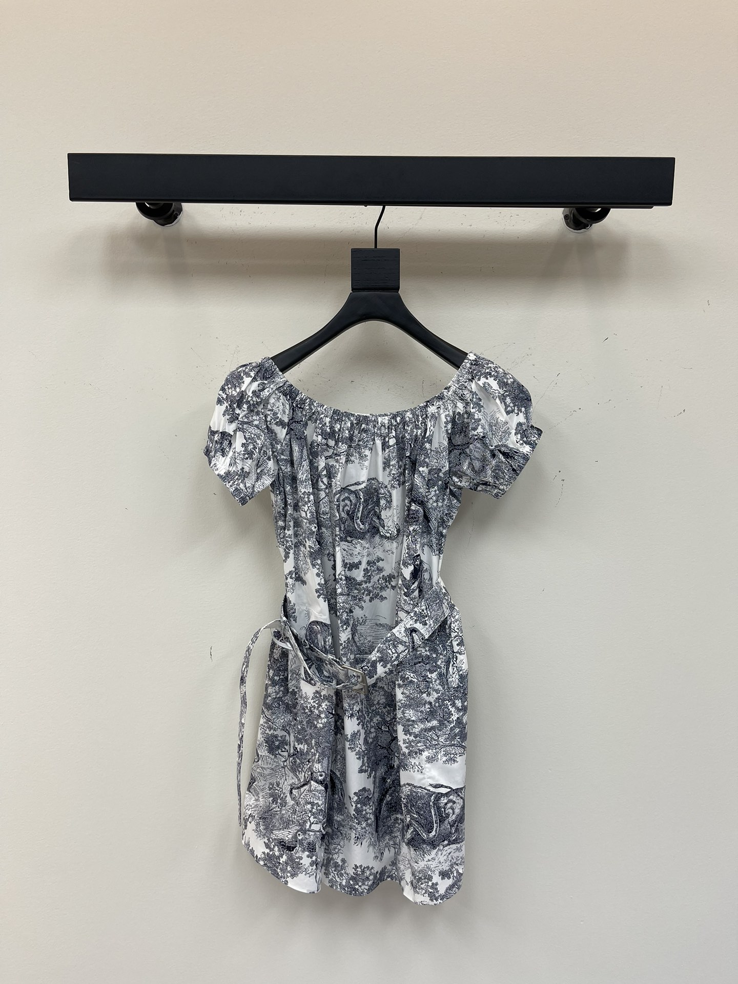 NO:416826,Dio*25 spring and summer new product Reverse Juyi Architectural Garden Jungle Pattern Printed One-Ling Dress Full Cotton Material Breathable Easy to Create a Fashionable Style Comfortable and Easy to Wear Full Textured Puff Sleeve Reducing Age Girl Style Lazy Romantic Vacation Style Looks Unpredictable SML, Dior, Versace, Skirts, Alexander Wang19860909Dio*25春夏新品Reverse 茹伊建筑花园丛林图案印花一字领连衣裙 全棉材质透气 轻松打造时髦范 舒适又好穿质感十足 泡泡袖减龄少女风 慵懒的浪漫度假风 耐看永不过时 SML,,dior,versace,skirts,alexander wang,Women's clothing