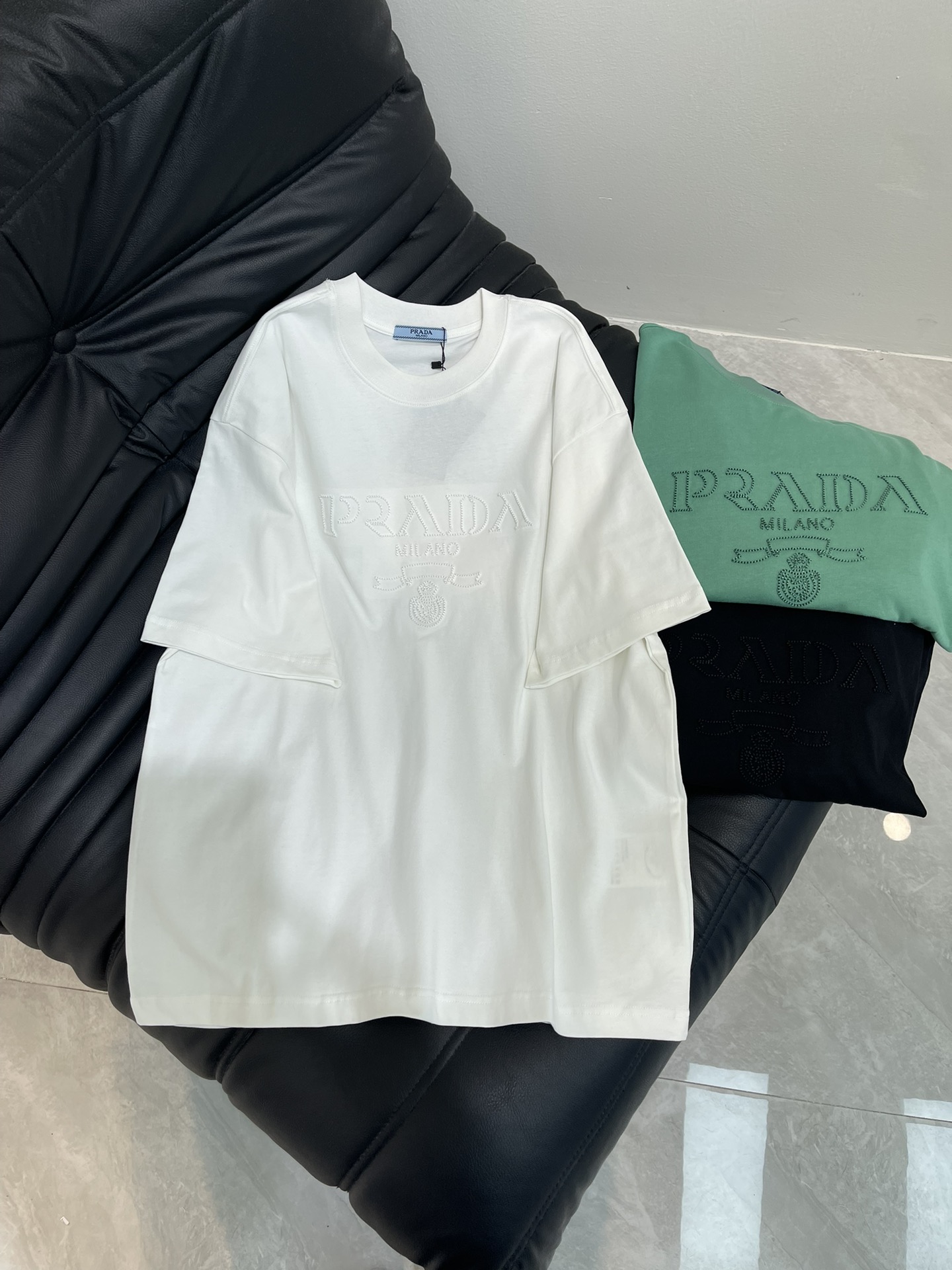 NO:416774,PRAD*25 new three-dimensional embroidered letter short-sleeved T-shirt. All cotton fabric, comfortable to touch, skin-friendly and breathable!  Unique logo design, fusion of top elements, is incomparable in both the comfort of the upper body, interpreting your luxury and taste, and creating the charm of your fashion style. The same style as men and women!  S-XL, prada, T-shirt,tees, t-shirt,alexander wang19860909PRAD*25新款立体刺绣字母短袖T恤.全棉面料,手感舒适.亲肤透气！独特logo设计,顶级元素融合打造,无论是上身舒适度都是无可比拟的存在,诠释你的奢华与品位,打造你的时尚风情魅力所在.男女同款 ！S-XL,,prada,T-shirt,tees，t-shirt,alexander wang,Women's clothing