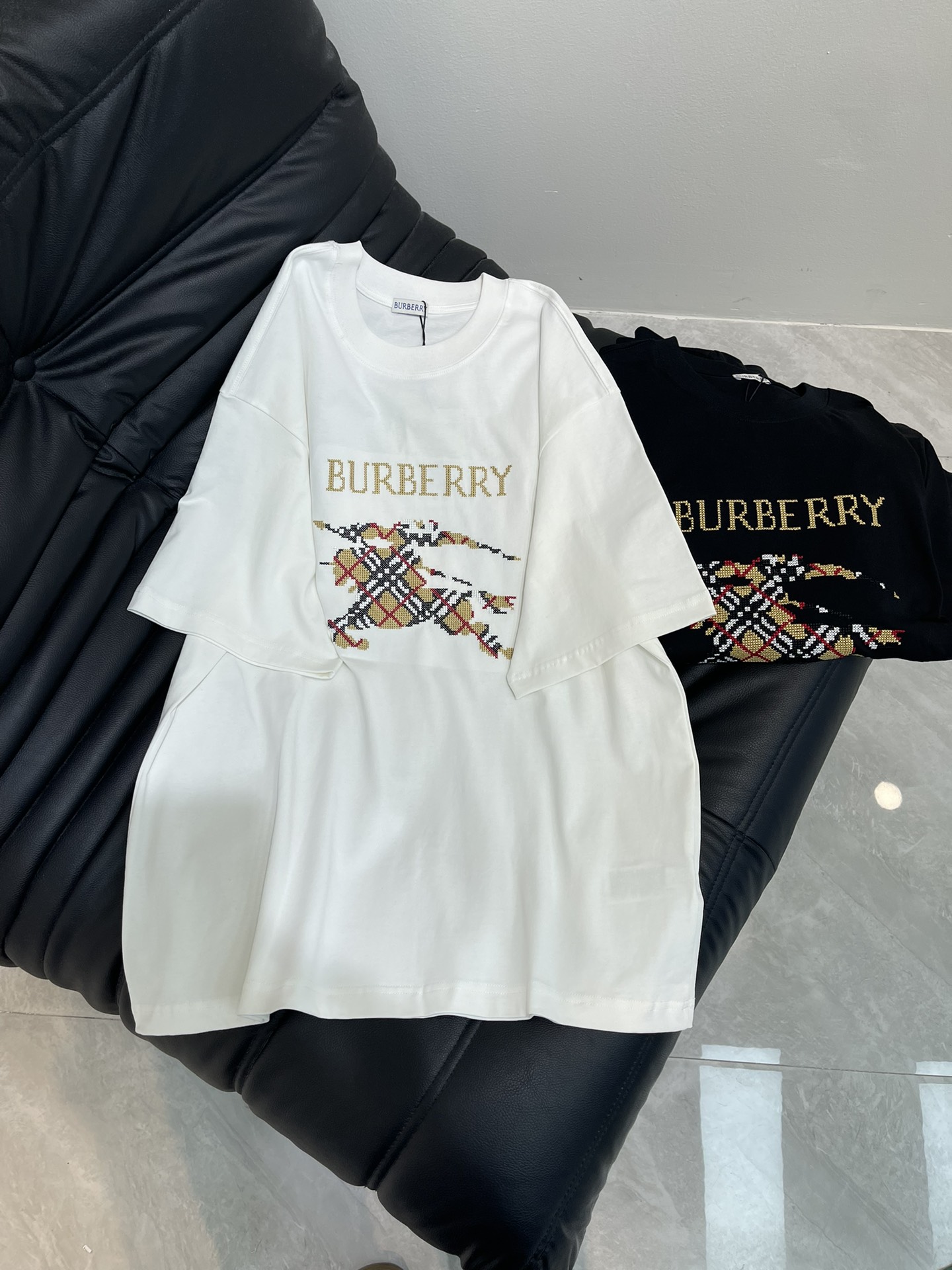 NO:416787,Burberr*25 new Knight's Embroidered Round Neck Short Sleeve T-shirt!  The unique personality is trendy and cool, and it is really powerless to resist T-shirts!  Who can refuse it?  The classic round neck design is simple and easy to wear!  Super slimming and not picky about body shape. A must-have for trendy people when they go out. The return rate between men and women is 100% customized fabric. It is easy to wear and feel fashionable and versatile. It is a must-have item series~ Who doesn’t have a T-shirt that is easy to wear and pleasing to look at this summer!  Close your eyes and rush!  S-XL, burberry, T-shirt,tees, t-shirt,alexander wang19860909Burberr*25新款骑士战马刺绣圆领短袖T恤！个性独特又潮又酷对于T恤真的毫无抵抗力！百搭又舒适 谁能拒绝呢！经典的圆领设计简洁好穿！超级显瘦不挑身材 潮人出街必备 男女通穿回头率百分百采用定制面料 轻松穿出街头感时髦百搭必入单品系列～这个夏天谁还没有一件好穿又耐看的T恤呢！都给我闭眼冲！S-XL,,burberry,T-shirt,tees，t-shirt,alexander wang,Women's clothing