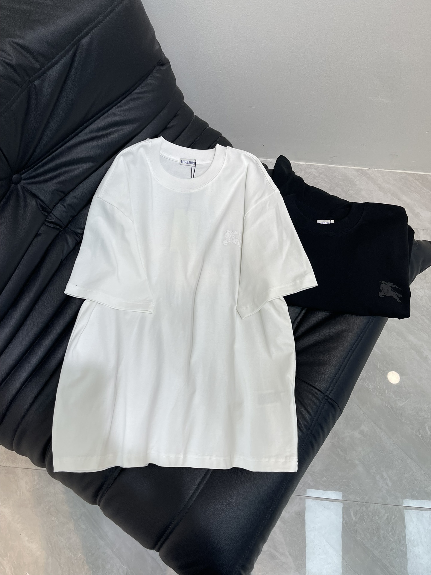 NO:416792,Burberr*25 new foamed war horse print short-sleeved T-shirt. Customized pure cotton breathable and comfortable. The pattern adopts foaming technology, making the war horse print present a strong three-dimensional effect, full of touch, and enhances the dual experience of vision and touch. The unique design and profound brand culture have become a perfect fusion of fashion and luxury. Whether it is for daily wear or attending important occasions, it is a good choice. S-XL, burberry, T-shirt, tees, t-shirt, alexander wang19860909Burberr*25新款发泡战马印花短袖T恤.定制纯棉透气舒适.图案采用发泡工艺,使得战马印花呈现出强烈的立体效果,触感饱满,增强了视觉和触觉的双重体验.独特的设计以及深厚的品牌文化,成为了时尚与奢华的完美融合体.无论是作为日常穿搭还是出席重要场合都是不错的选择.S-XL,,burberry,T-shirt,tees，t-shirt,alexander wang,Women's clothing