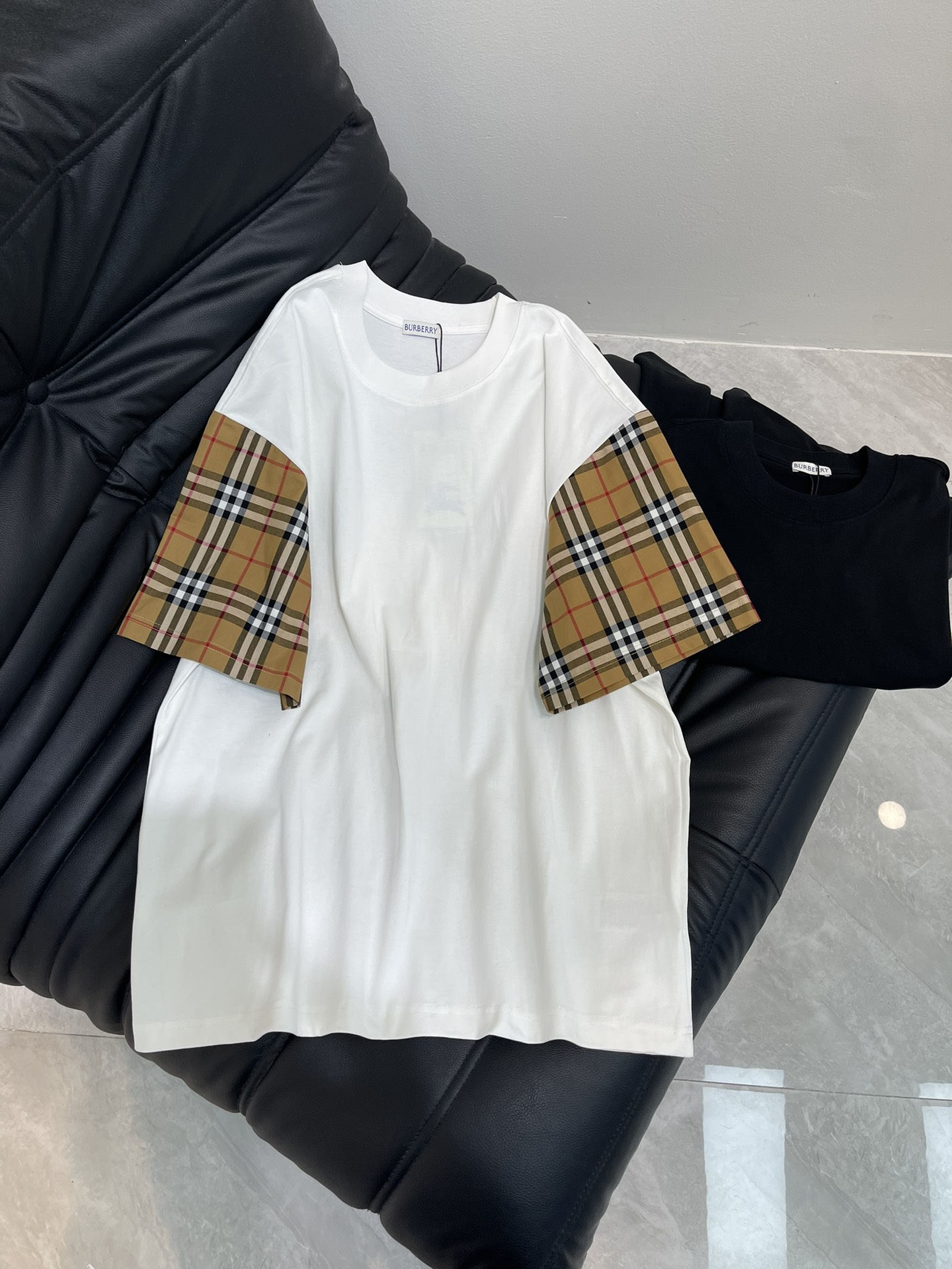 NO:416781,Burberr*25 new sleeve splicing classic plaid short-sleeved T-shirt. Customized pure cotton fabric is breathable and comfortable. The simple style design sleeves are made of classic plaid striped splicing, and top-level elements are created. Whether it is the comfort of the upper body, it is incomparable, interpreting your luxury and taste, and creating your fashionable charm. The same style as men and women!  S-XL, burberry, T-shirt,tees, t-shirt,alexander wang19860909Burberr*25新款袖子拼接经典格子短袖T恤.定制纯棉面料透气舒适.简约的风格设计袖子做了经典格子条纹拼接,顶级元素融合打造,无论是上身舒适度都是无可比拟的存在,诠释你的奢华与品位,打造你的时尚风情魅力所在.男女同款 ！S-XL,,burberry,T-shirt,tees，t-shirt,alexander wang,Women's clothing