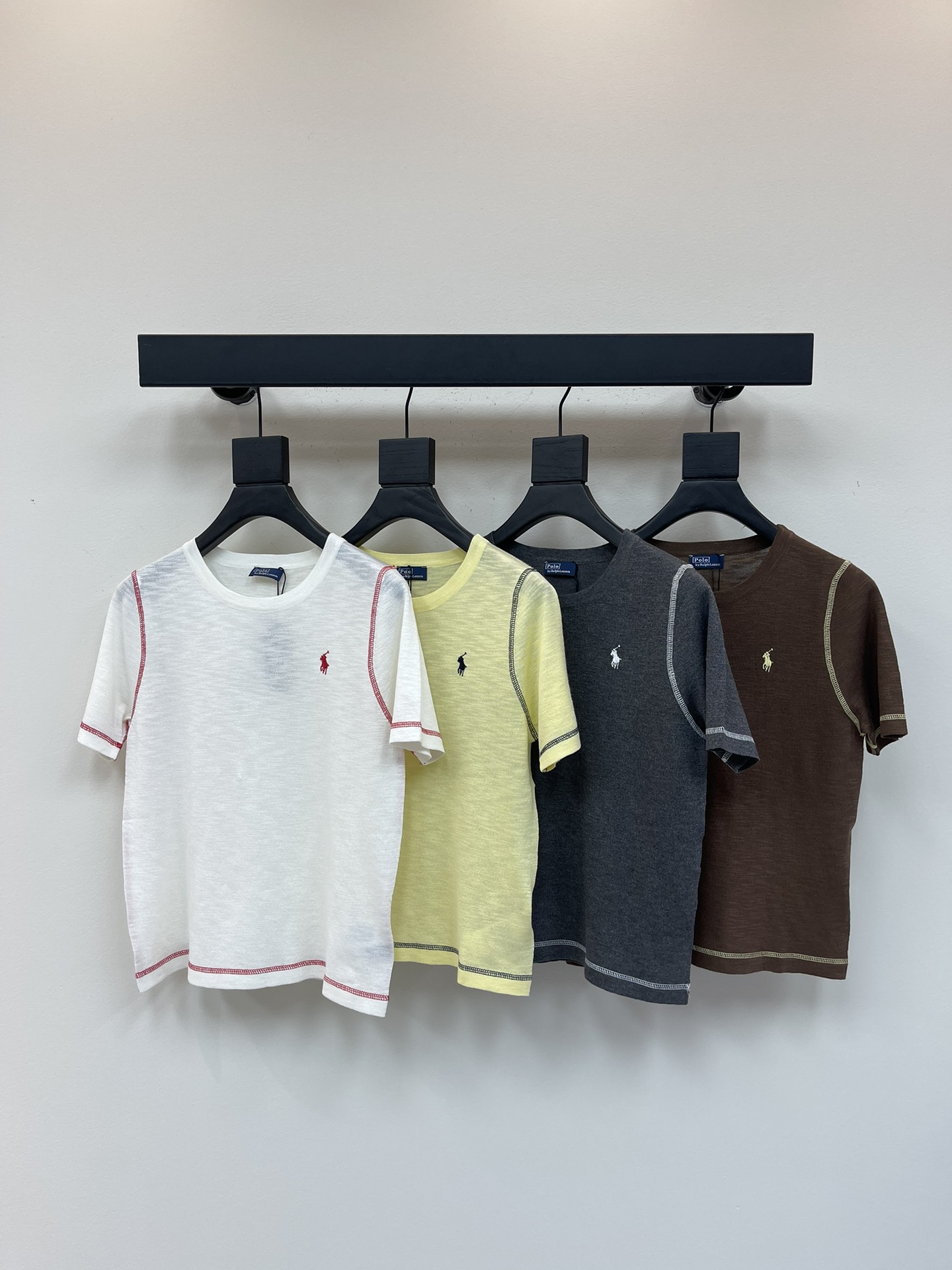 NO:415477,Ralph Lauren 25 new polo light thread knitted short-sleeved top Customized YB imported silk thread yarn woven soft and comfortable breathable full score Round neck knitted short-sleeved top cut Light and skin-enhancing The upper body is eye-catching and full score Create a light visual texture The whole body is outlined in the cuffs, exquisite workmanship reflects the brand's sense of luxury. Regular version The embroidered logo on the chest adds a sense of design layering. Slack and advanced. Any random layering is outstanding. It is suitable for commuting, date and vacation. SML, loro piano, T-shirt, alexander wang19860909Ralph Lauren*拉夫25新款polo明线针织短袖上衣 定制YB进口丝麻纱线织造 柔软舒适 透气满分 圆领针织短袖上衣剪裁 轻薄养肤 若隐若现上身吸睛满分 打造轻盈视觉质感 通体在袖口衣摆位置明线勾勒 做工精致体现品牌高级感 常规版型 胸前刺绣徽标增添设计层次感 松弛高级 随意叠穿皆出彩 适配通勤约会度假多穿搭场景 SML,,loro piana,T-shirt,alexander wang,Women's clothing