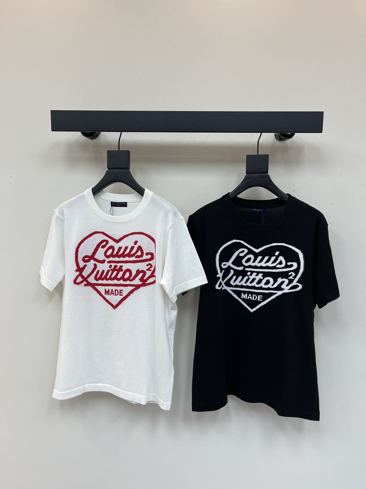 NO:416150,Louis Vuitto*25 new love embroidery knitted short sleeves. The chest uses embroidery technology to restore colors. The key colors depict the letter logo outlines the love shape. Create a three-dimensional layering to make the fashionable and high-end feel immediately. Create a personal style. Fashionable and relaxed.SML,,louis vuitton, T-shirt,alexander wang19860909Louis Vuitto*25新款爱心刺绣针织短袖 胸前利用刺绣工艺还原色彩 重点色描绘字母徽标勾勒出爱心造型 打造立体层次感让时尚高级感立刻显现 打造个性风格 时髦松弛.SML,,louis vuitton,T-shirt,alexander wang,Women's clothing