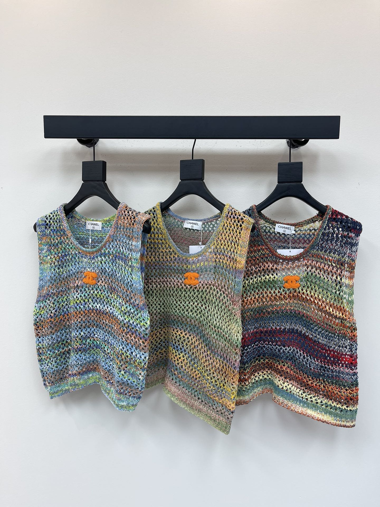 NO:416157,CHANE*25 Spring and Summer New Gradient Stripe Hollow Knitted Sleeveless Vest!  The hollow crochet texture is interwoven throughout the body, which presents a multi-color gradient effect. Retro and fashionable and layered. Sleeveless vest style. The round neck neckline is appropriately exposed to the skin, and the beautifies the head and shoulders proportions make you look slimmer!  SML, chanel,alexander wang19860909CHANE*25春夏新款渐变条纹镂空针织无袖背心！通体镂空钩针肌理交织呈现多色彩渐变效果 复古时髦有层次 无袖背心版型 圆领领口恰当露肤 美化头肩比例更显瘦！SML,,chanel,alexander wang,Women's clothing