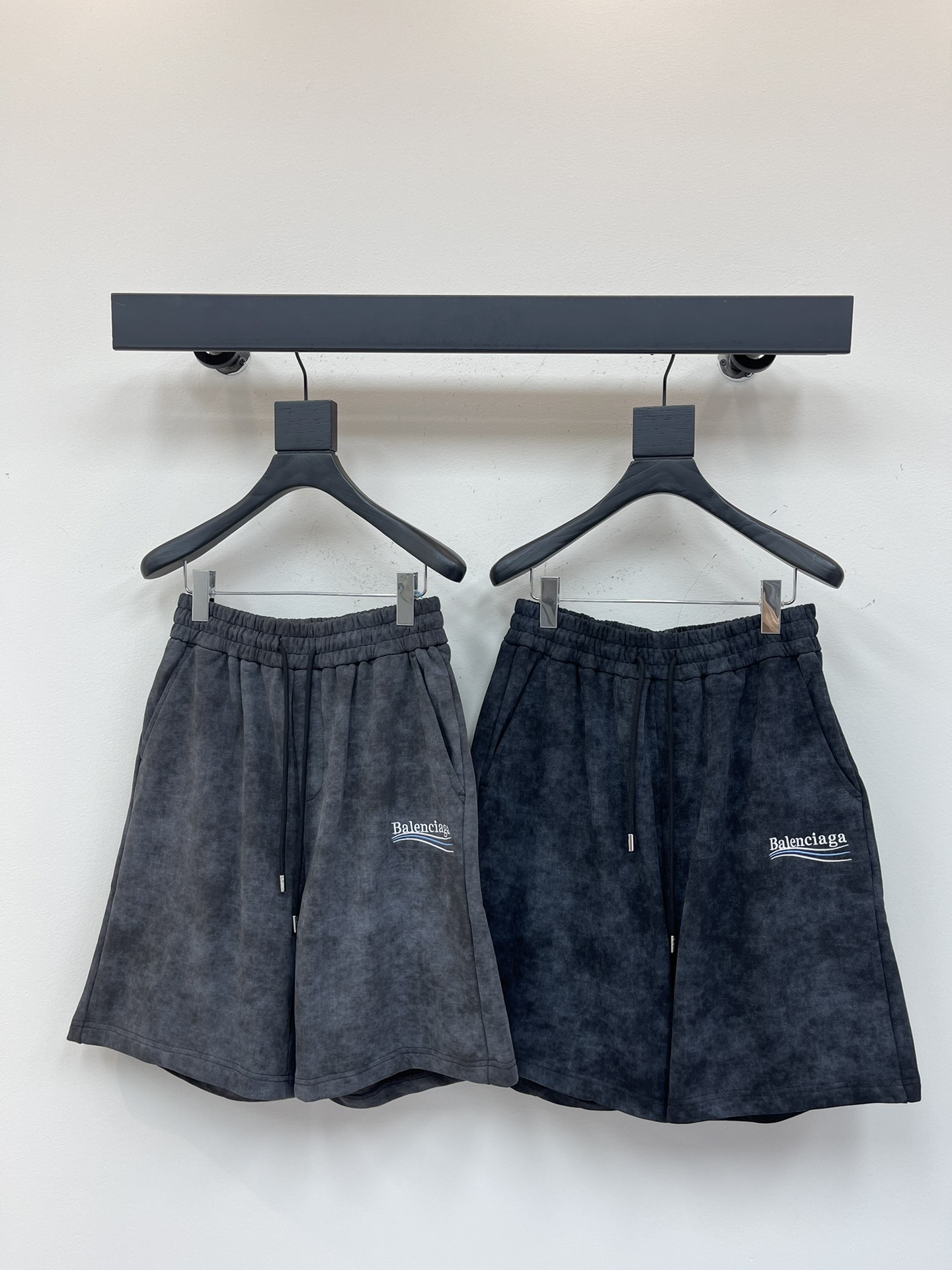 NO:416799,Balenciag*25 new front wavy Coke letter logo embroidery and rear open bag shorts. Both men and women are super handsome!  The basic-style casual pinch pants have a simple and fashionable overall design, very atmospheric and clean!  Made of pure cotton fabric, the upper body is soft and comfortable. These shorts are a couple style that can be worn by both men and women. They are fashionable and versatile and easy to wear!  S-XL, balenciaga, shorts, alexander wang19860909Balenciag*25新款前幅波浪可乐字母logo刺绣 后开袋短裤.男女上身都超帅！基础版型的休闲五分裤,整体设计简洁时尚,十分大气干净！采用纯棉面料打造,上身柔软舒适.这款短裤是男女都可以穿的情侣款,时尚百搭又好穿！S-XL,,balenciaga,shorts,alexander wang,Women's clothing