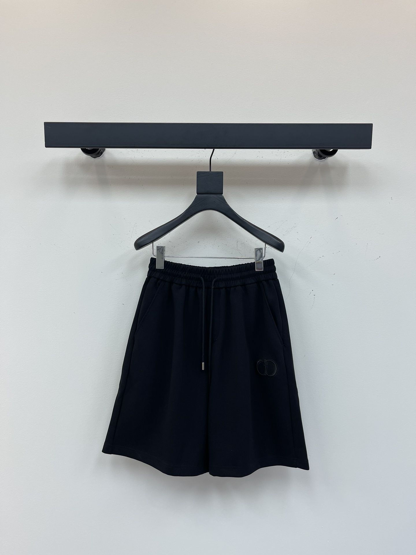 NO:416813,Dio*25 new front simple CD letter shorts, embroidered logo pattern, open bag shorts. The unique letter logo embroidery design highlights the texture!  Pure cotton fabric, which is very refreshing and comfortable to wear during daily wear, and you will find that it looks really good on the upper body. The overall look is minimalist and neat, and it is super versatile everyday!  Just match a T-shirt to make your outfit crazy, fashionable items that will never go wrong!  S-XL,,dior,shorts,tees,t-shirt,alexander wang19860909Dio*25新款前幅简约CD字母短裤 刺绣logo图案后开袋短裤.独具的字母logo刺绣设计,更加凸显质感！纯棉质面料,日常穿着非常清爽穿感舒适,宽松版型,上身你就会发现真的好好看,整体极简利落,超级日常百搭！随随便便搭配一件t恤就能为你的穿搭疯狂,绝不会出错的时髦单品！S-XL,,dior,shorts,tees，t-shirt,alexander wang,Women's clothing