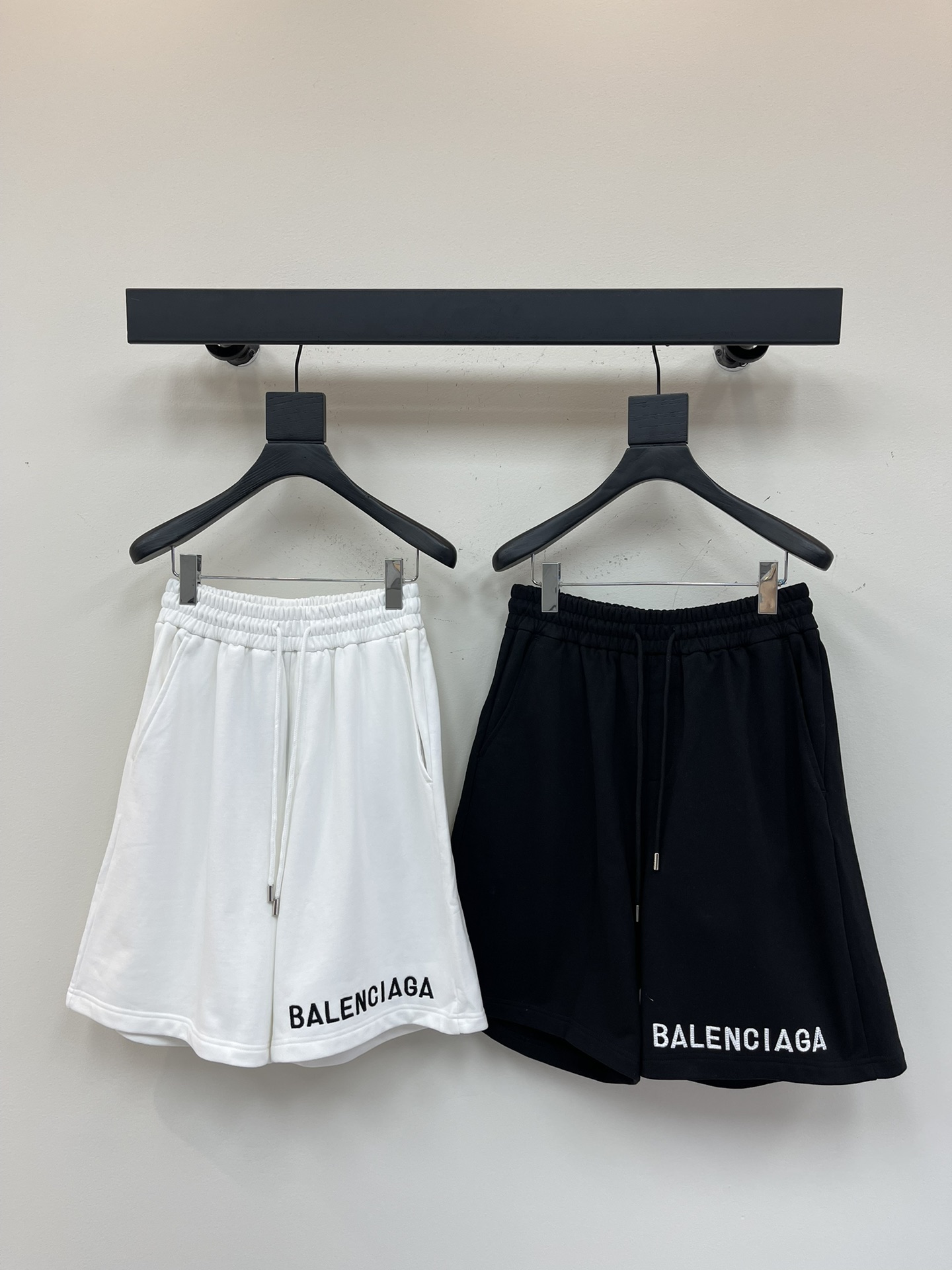 NO:416806,Balenciag*25 new style of Balenciag*25 front trousers with simple letter embroidery logo with back bag heavy craftsmanship shorts. The same style as men and women!  The official website is synchronized, the counter is high-elastic pure cotton fabric!  Super comfortable skin, durable and easy to wear, classic and simple logo design, the overall minimalist and neat, super daily and versatile!  Just match a T-shirt to make your outfit crazy, fashionable items that will never go wrong!  S-XL, balenciaga, shorts, tees, t-shirt, alexander wang19860909Balenciag*25新款前幅裤边简约字母刺绣logo后开袋重工艺短裤.男女同款！官网同步,专柜高弹纯棉面料！超级贴肤舒适,耐看又好穿,经典简约logo设计,整体极简利落,超级日常百搭！随随便便搭配一件t恤就能为你的穿搭疯狂,绝不会出错的时髦单品！S-XL,,balenciaga,shorts,tees，t-shirt,alexander wang,Women's clothing