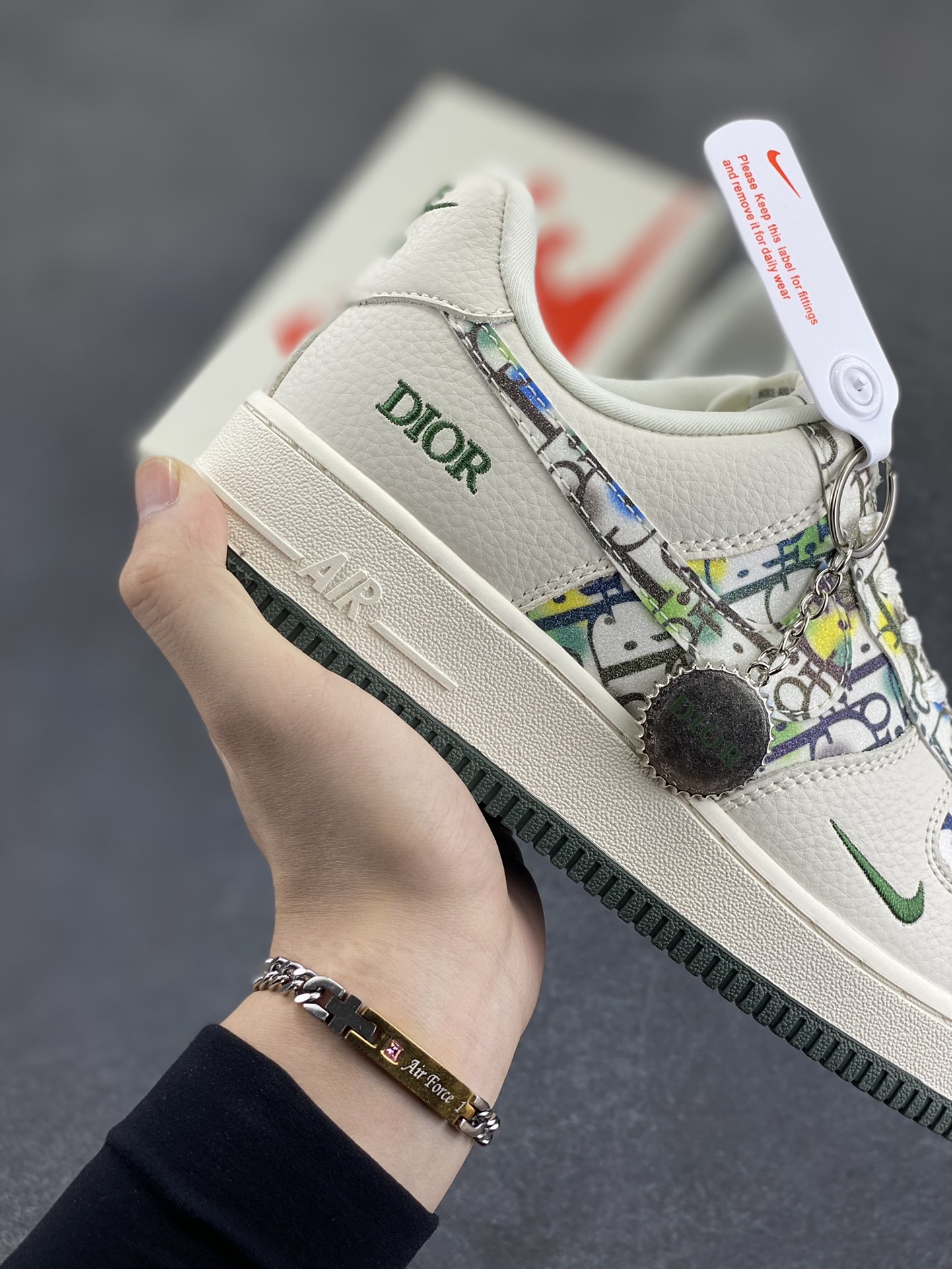 图片[6]-NIke Air Force 1 \’07 Low “迪奥联名——米绿插花”空军一号 低帮 运动鞋 休闲鞋 折边针车 工艺难度大 原楦头原纸板 原装鞋盒 定制五金配件 内置全掌气垫 原厂鞋底 货号：DF0188-065 尺码：36 36.5 37.5 38 38.5 39 40 40.5 41 42 42.5 43 44 44.5 45-选品中心