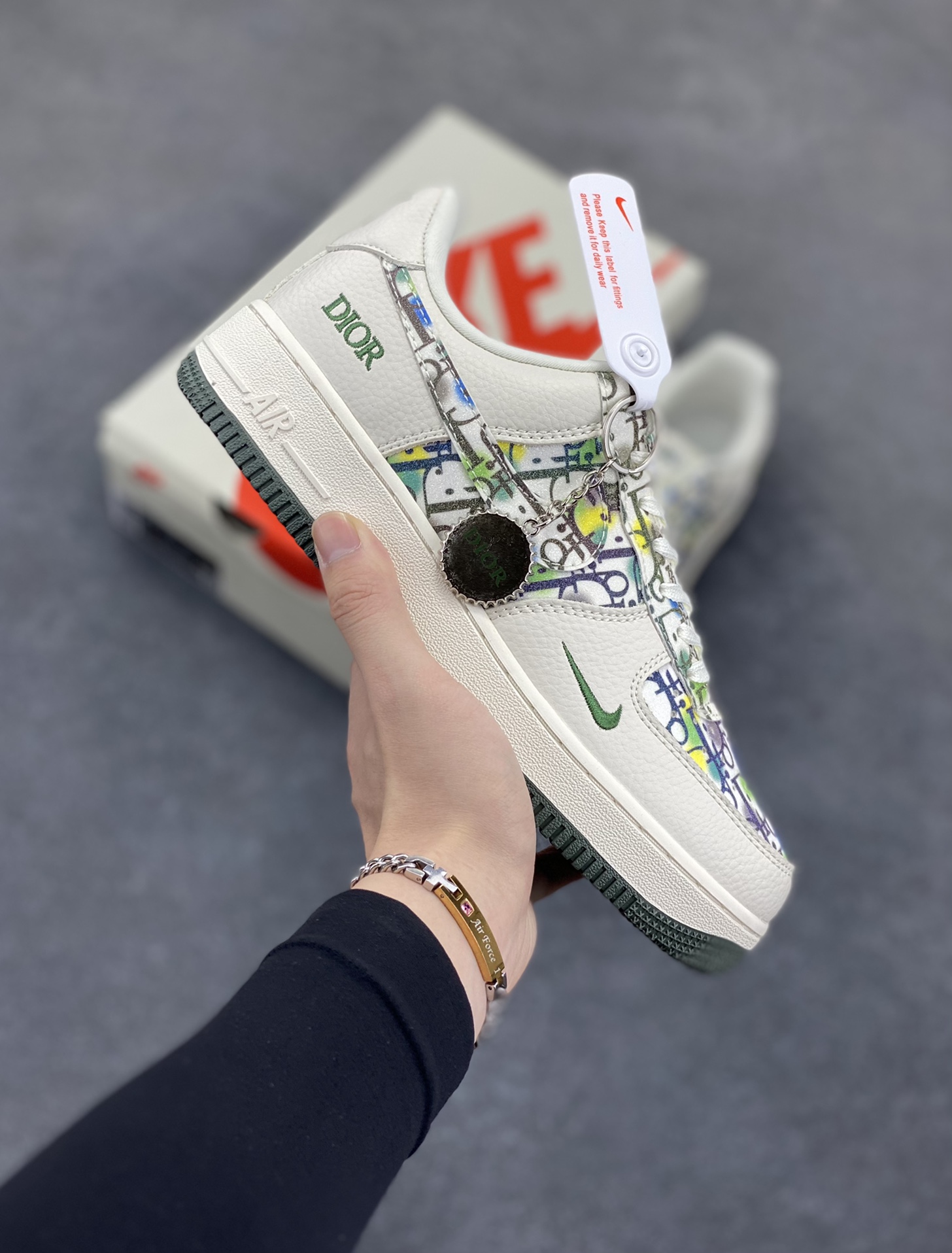 NIke Air Force 1 \’07 Low “迪奥联名——米绿插花”空军一号 低帮 运动鞋 休闲鞋 折边针车 工艺难度大 原楦头原纸板 原装鞋盒 定制五金配件 内置全掌气垫 原厂鞋底 货号:DF0188-065 尺码:36 36.5 37.5 38 38.5 39 40 40.5 41 42 42.5 43 44 44.5 45-选品中心