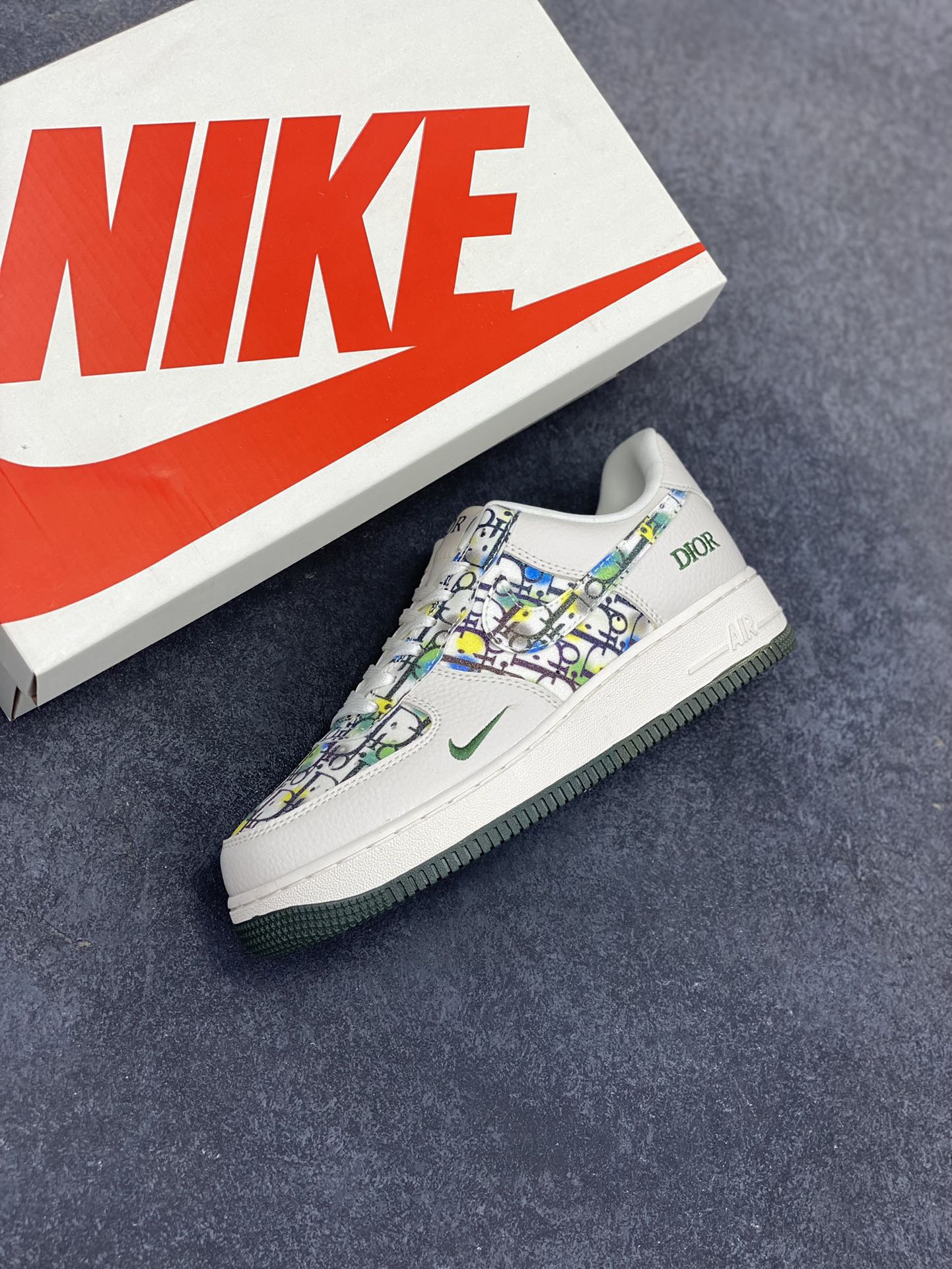 图片[7]-NIke Air Force 1 \’07 Low “迪奥联名——米绿插花”空军一号 低帮 运动鞋 休闲鞋 折边针车 工艺难度大 原楦头原纸板 原装鞋盒 定制五金配件 内置全掌气垫 原厂鞋底 货号：DF0188-065 尺码：36 36.5 37.5 38 38.5 39 40 40.5 41 42 42.5 43 44 44.5 45-选品中心