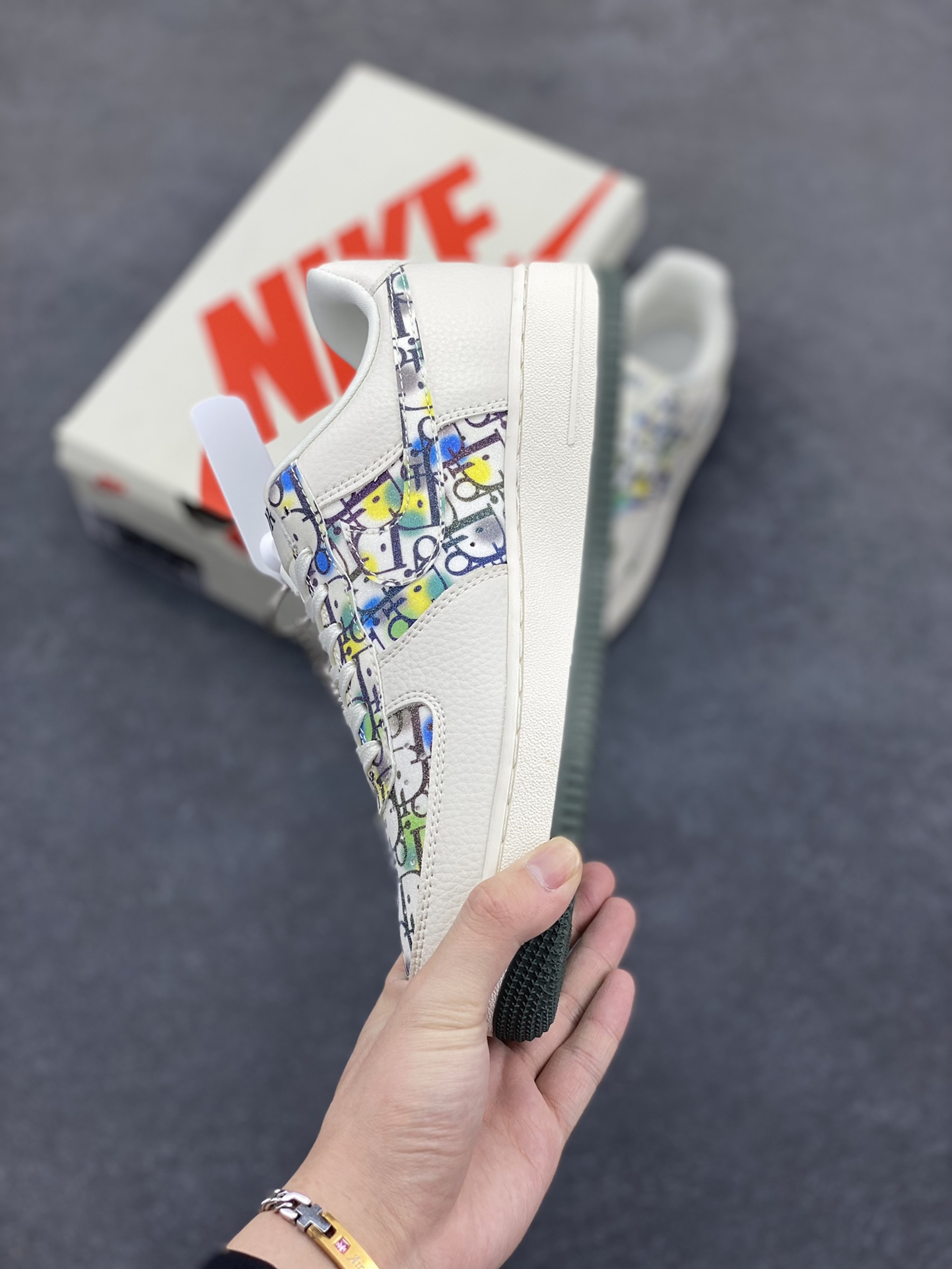 图片[3]-NIke Air Force 1 \’07 Low “迪奥联名——米绿插花”空军一号 低帮 运动鞋 休闲鞋 折边针车 工艺难度大 原楦头原纸板 原装鞋盒 定制五金配件 内置全掌气垫 原厂鞋底 货号：DF0188-065 尺码：36 36.5 37.5 38 38.5 39 40 40.5 41 42 42.5 43 44 44.5 45-选品中心