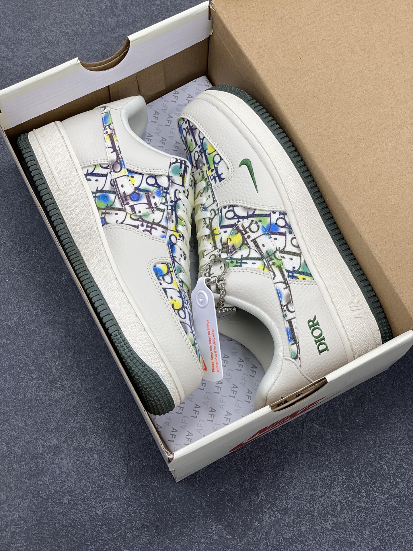 图片[9]-NIke Air Force 1 \’07 Low “迪奥联名——米绿插花”空军一号 低帮 运动鞋 休闲鞋 折边针车 工艺难度大 原楦头原纸板 原装鞋盒 定制五金配件 内置全掌气垫 原厂鞋底 货号：DF0188-065 尺码：36 36.5 37.5 38 38.5 39 40 40.5 41 42 42.5 43 44 44.5 45-选品中心