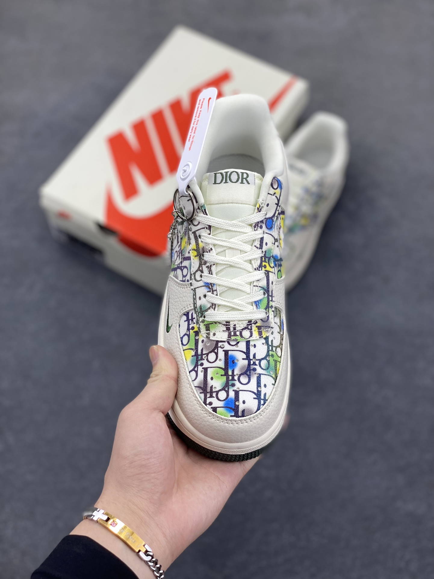 图片[2]-NIke Air Force 1 \’07 Low “迪奥联名——米绿插花”空军一号 低帮 运动鞋 休闲鞋 折边针车 工艺难度大 原楦头原纸板 原装鞋盒 定制五金配件 内置全掌气垫 原厂鞋底 货号：DF0188-065 尺码：36 36.5 37.5 38 38.5 39 40 40.5 41 42 42.5 43 44 44.5 45-选品中心