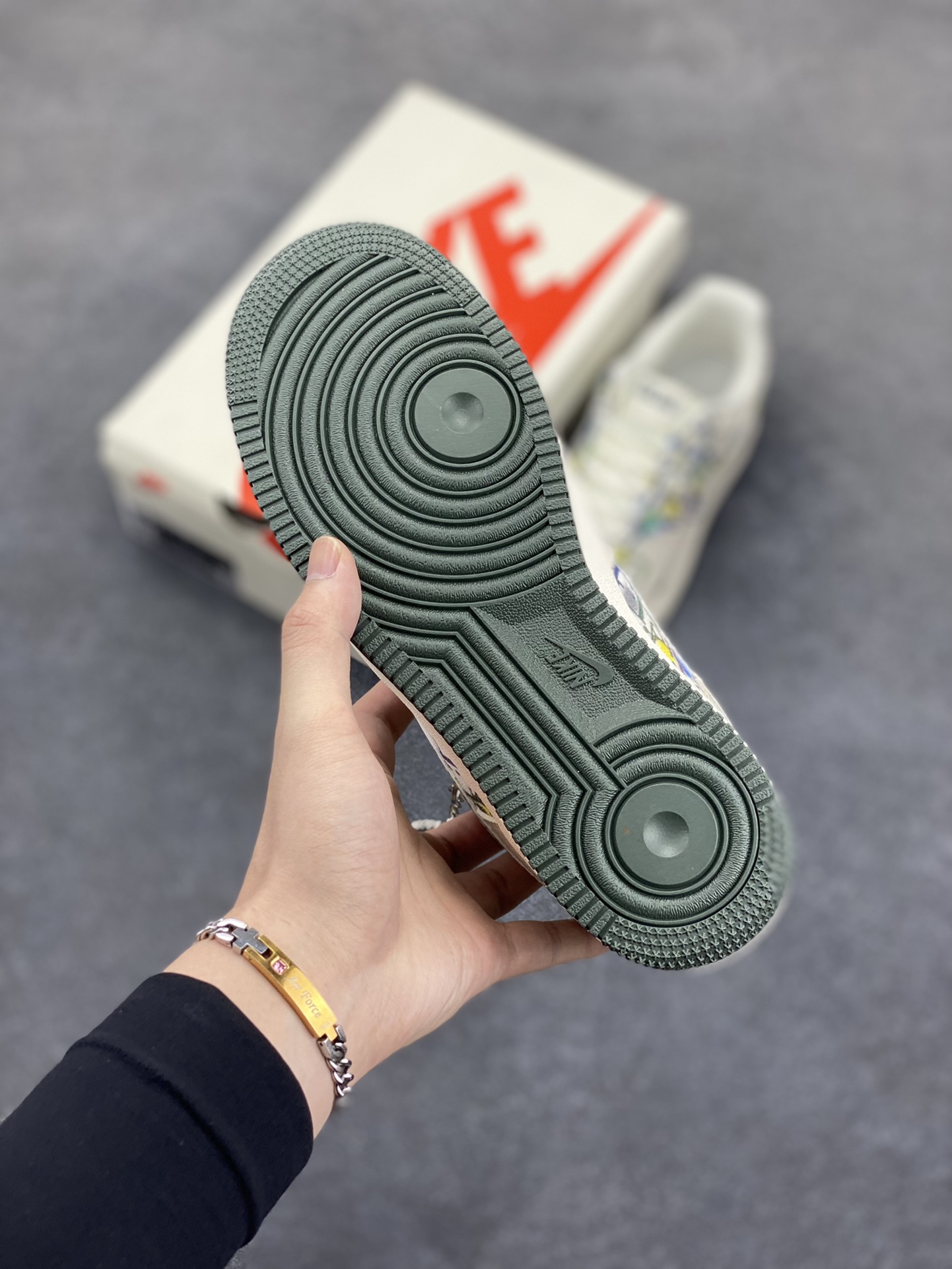 图片[5]-NIke Air Force 1 \’07 Low “迪奥联名——米绿插花”空军一号 低帮 运动鞋 休闲鞋 折边针车 工艺难度大 原楦头原纸板 原装鞋盒 定制五金配件 内置全掌气垫 原厂鞋底 货号：DF0188-065 尺码：36 36.5 37.5 38 38.5 39 40 40.5 41 42 42.5 43 44 44.5 45-选品中心