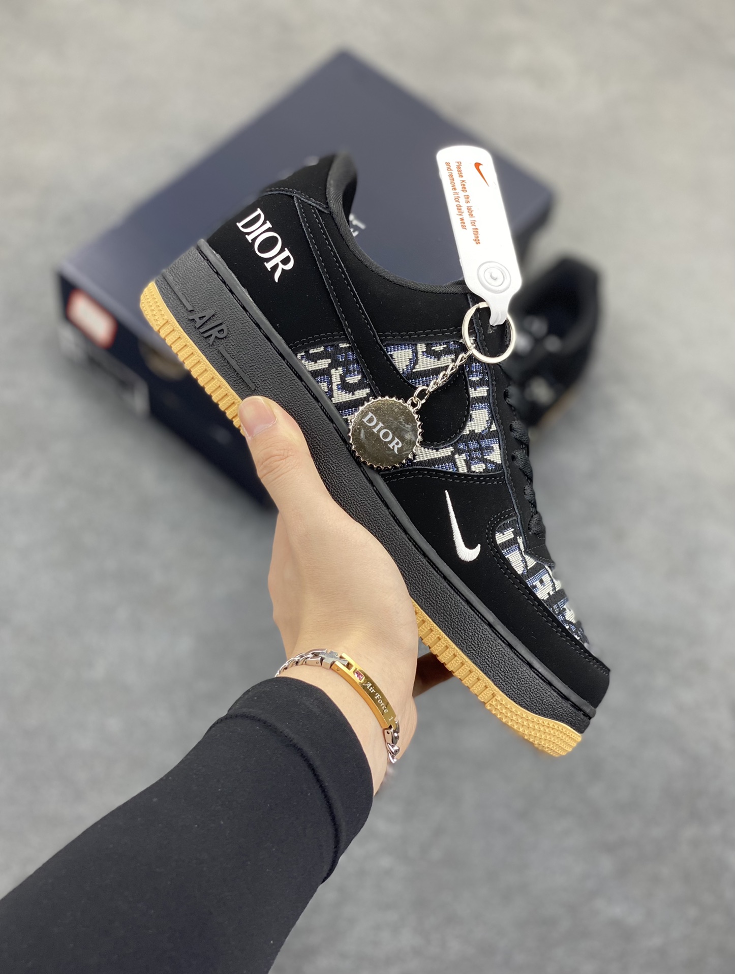Nike Air Force 1 Low 空军一号低帮百搭休闲运动板鞋。柔软、弹性十足的缓震性能和出色的中底设计,横跨复古与现代的外型结合,造就出风靡全球三十多年的Force 1,直到今天还深受青睐。 货号:KK1988-058 尺码:36 36.5 37.5 38 38.5 39 40 40.5 41 42 42.5 43 44 44.5 45-选品中心