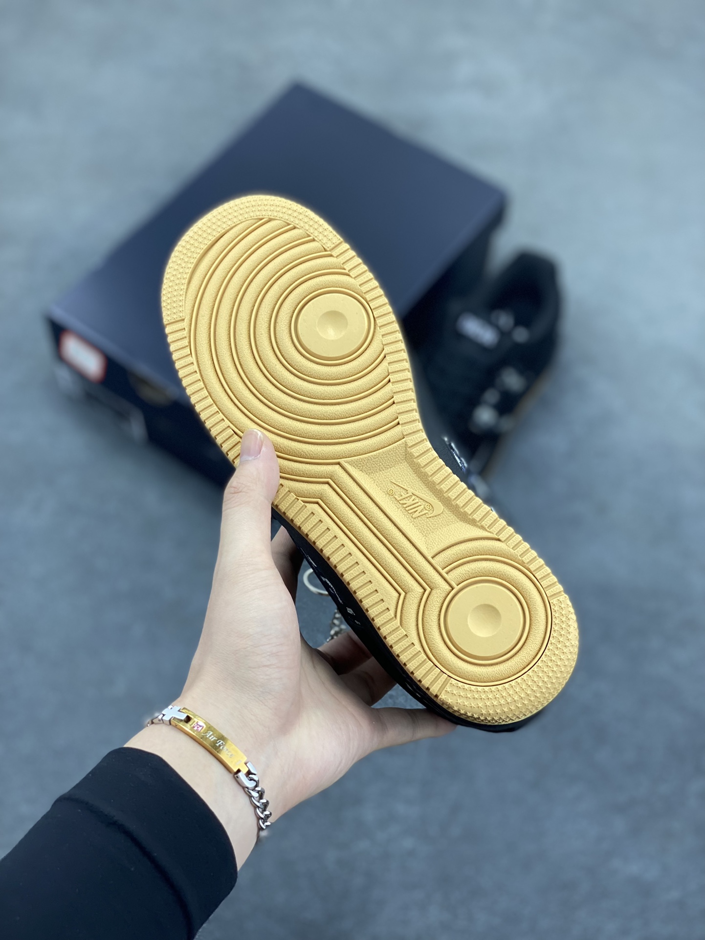 图片[5]-Nike Air Force 1 Low 空军一号低帮百搭休闲运动板鞋。柔软、弹性十足的缓震性能和出色的中底设计，横跨复古与现代的外型结合，造就出风靡全球三十多年的Force 1，直到今天还深受青睐。 货号：KK1988-058 尺码：36 36.5 37.5 38 38.5 39 40 40.5 41 42 42.5 43 44 44.5 45-选品中心