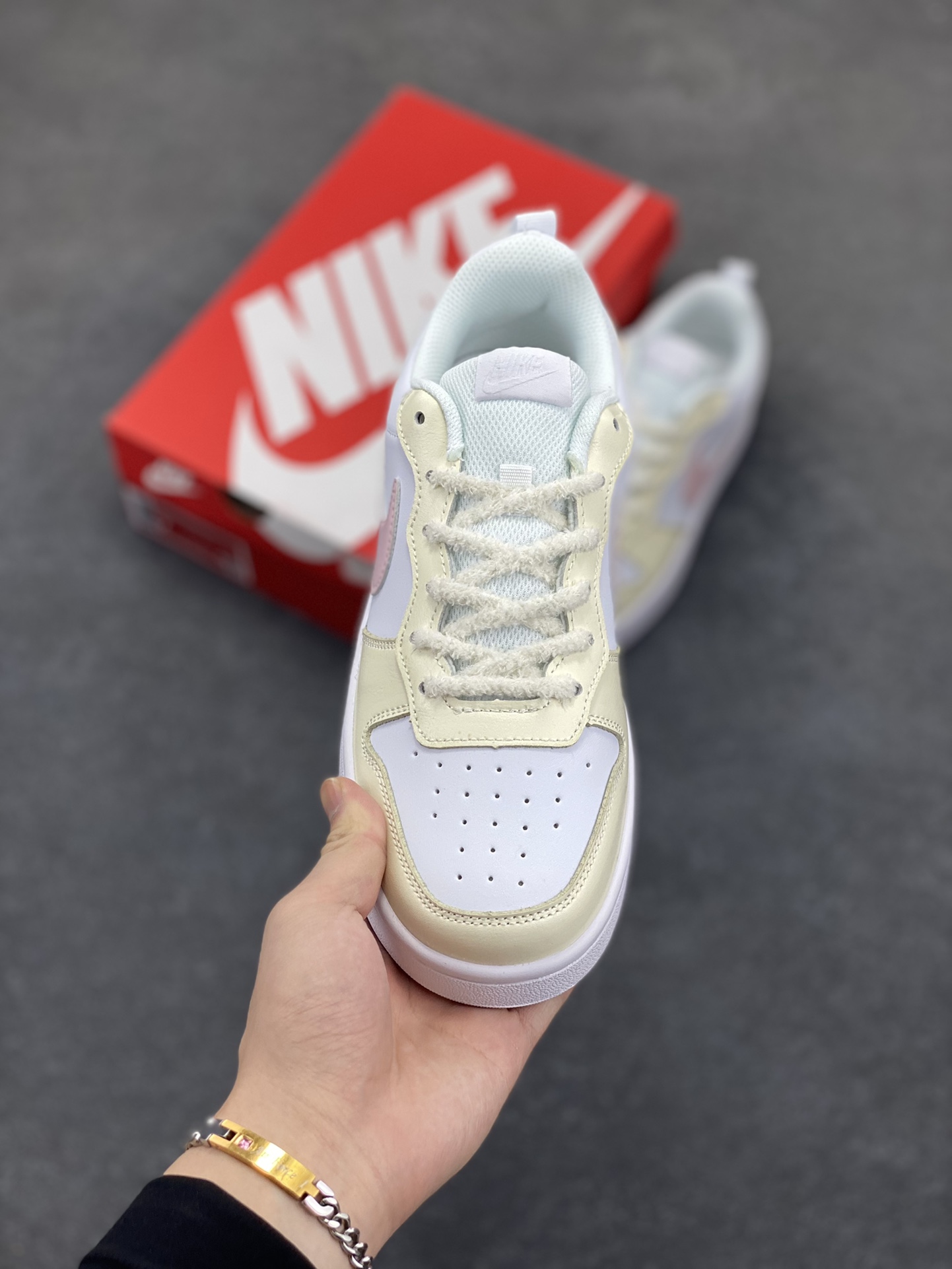 图片[2]-福利特价 Nike Court Borough Low 低帮百搭透气休闲运动板鞋男女鞋 经典耐用的设计，兼顾舒适脚感和出众风范，演绎匠心之作。结构性的支撑贴合感结合复古篮球设计，塑就场外全明星风范。 货号：BQ5448-100 尺码：36 36.5 37.5 38 38.5 39 40 40.5 41 42 42.5 43 44 45-选品中心